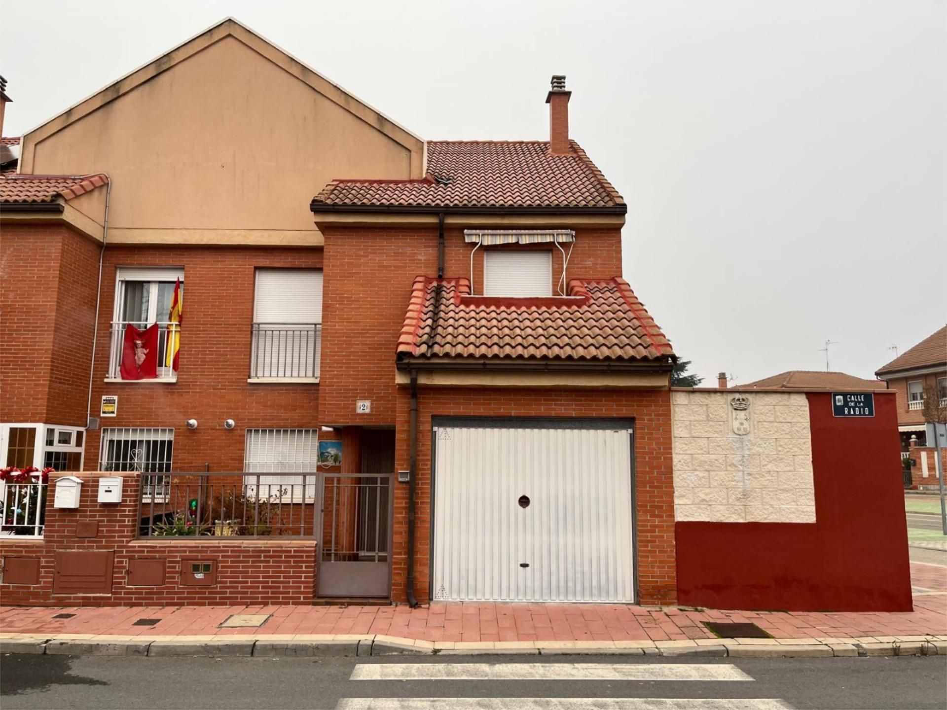 Vista exterior de Casa o xalet en venda en Medina del Campo amb Calefacció, Jardí privat i Traster