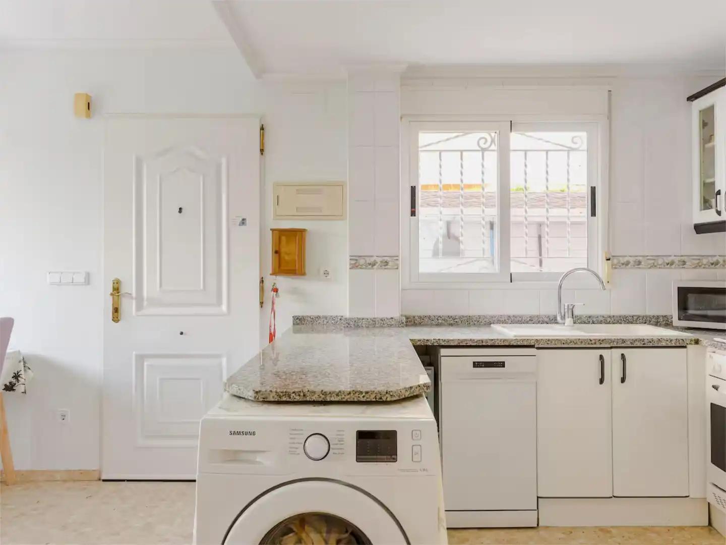 Casa adosada en venta en Avinguda de Gaudi, 9, Oliva Nova Cocina de Casa adosada en venta en Oliva con Aire acondicionado, Terraza y Piscina