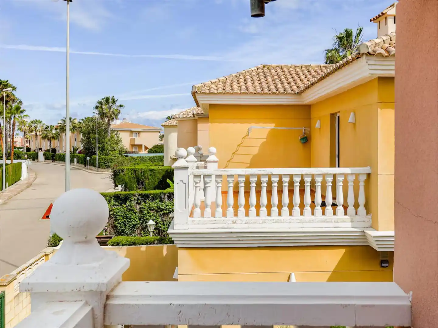 Casa adosada en venta en Avinguda de Gaudi, 9, Oliva Nova Vista exterior de Casa adosada en venta en Oliva con Aire acondicionado, Terraza y Piscina