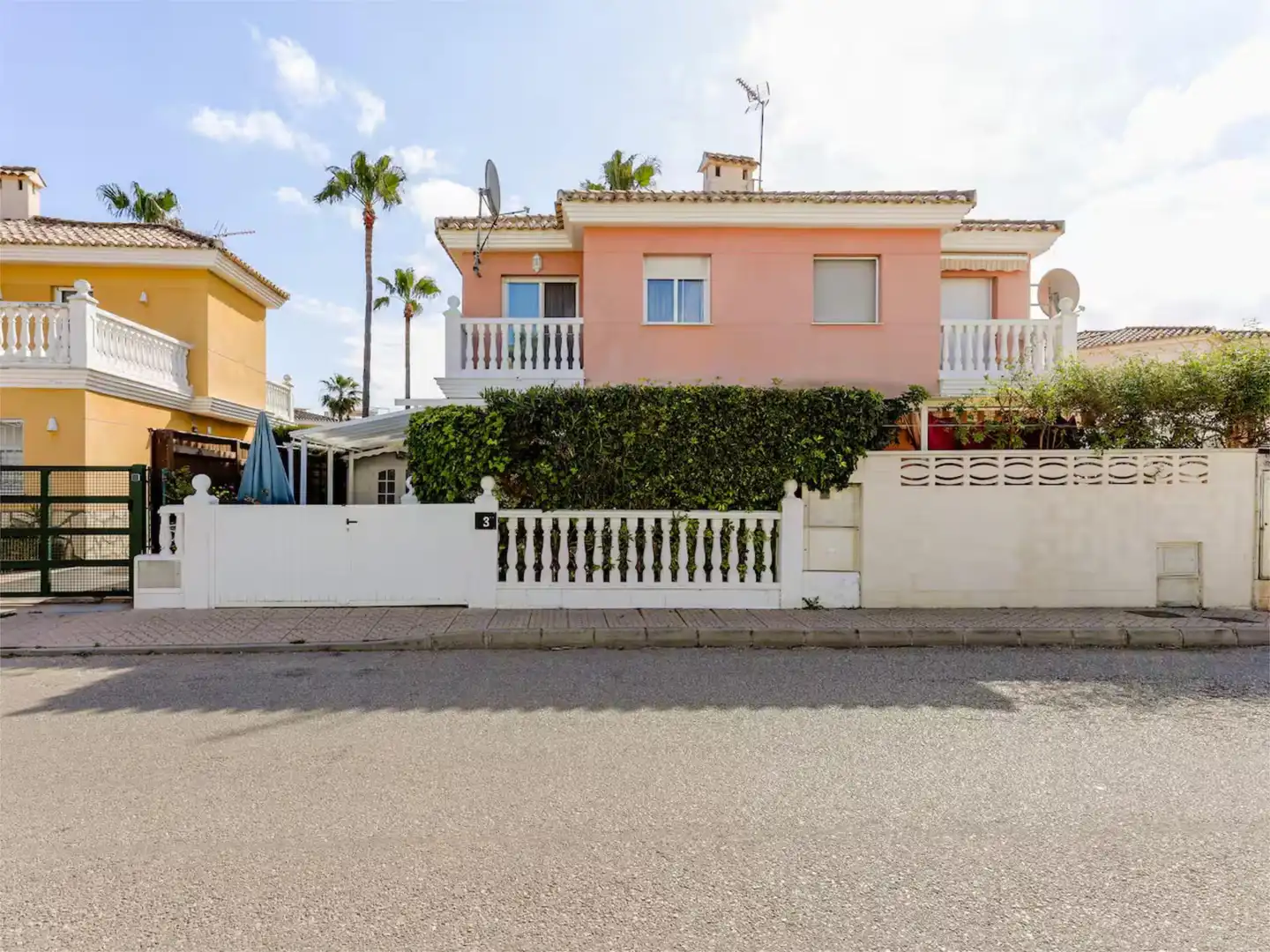 Casa adosada en venta en Avinguda de Gaudi, 9, Oliva Nova Vista exterior de Casa adosada en venta en Oliva con Aire acondicionado, Terraza y Piscina