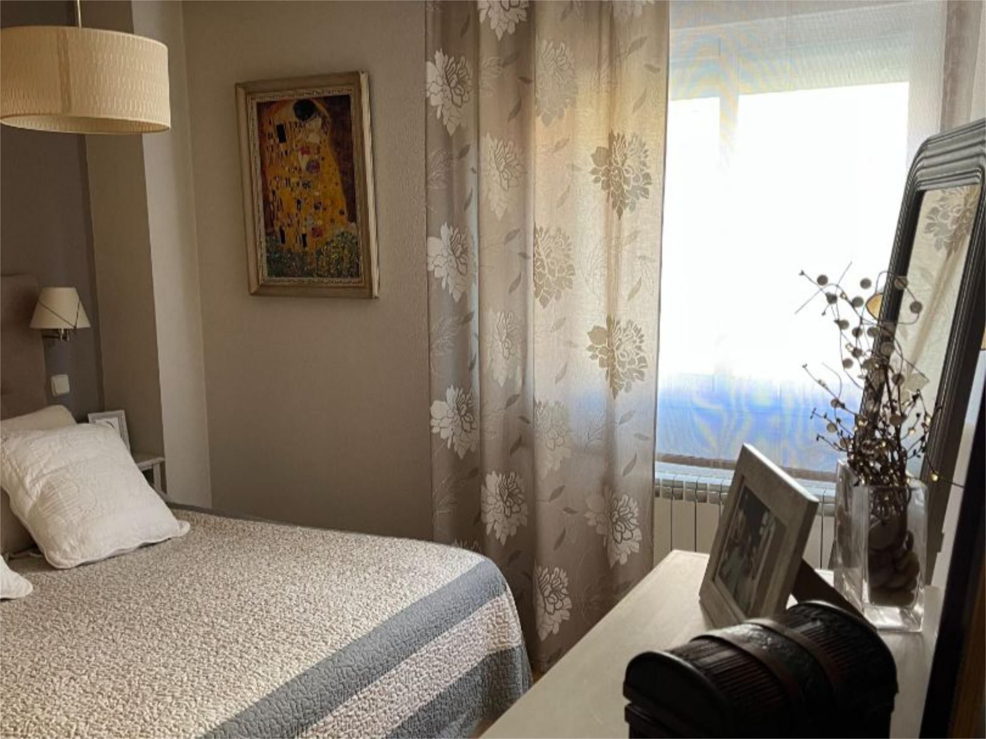 Dormitori de Pis de lloguer en Móstoles amb Aire condicionat, Calefacció i Jardí privat