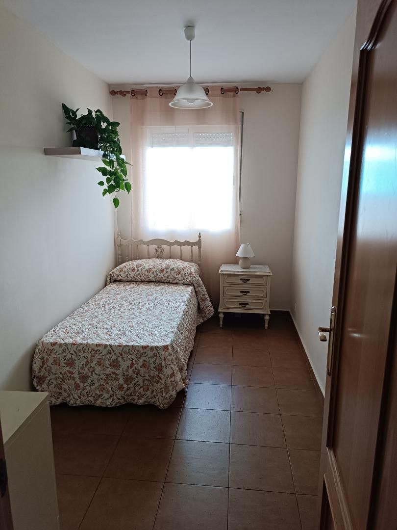Flat to share in Calle Los Batanes, 5, Rinconada Bedroom of Flat to share in Alcalá de Henares with Heating, Terrace and Storage room