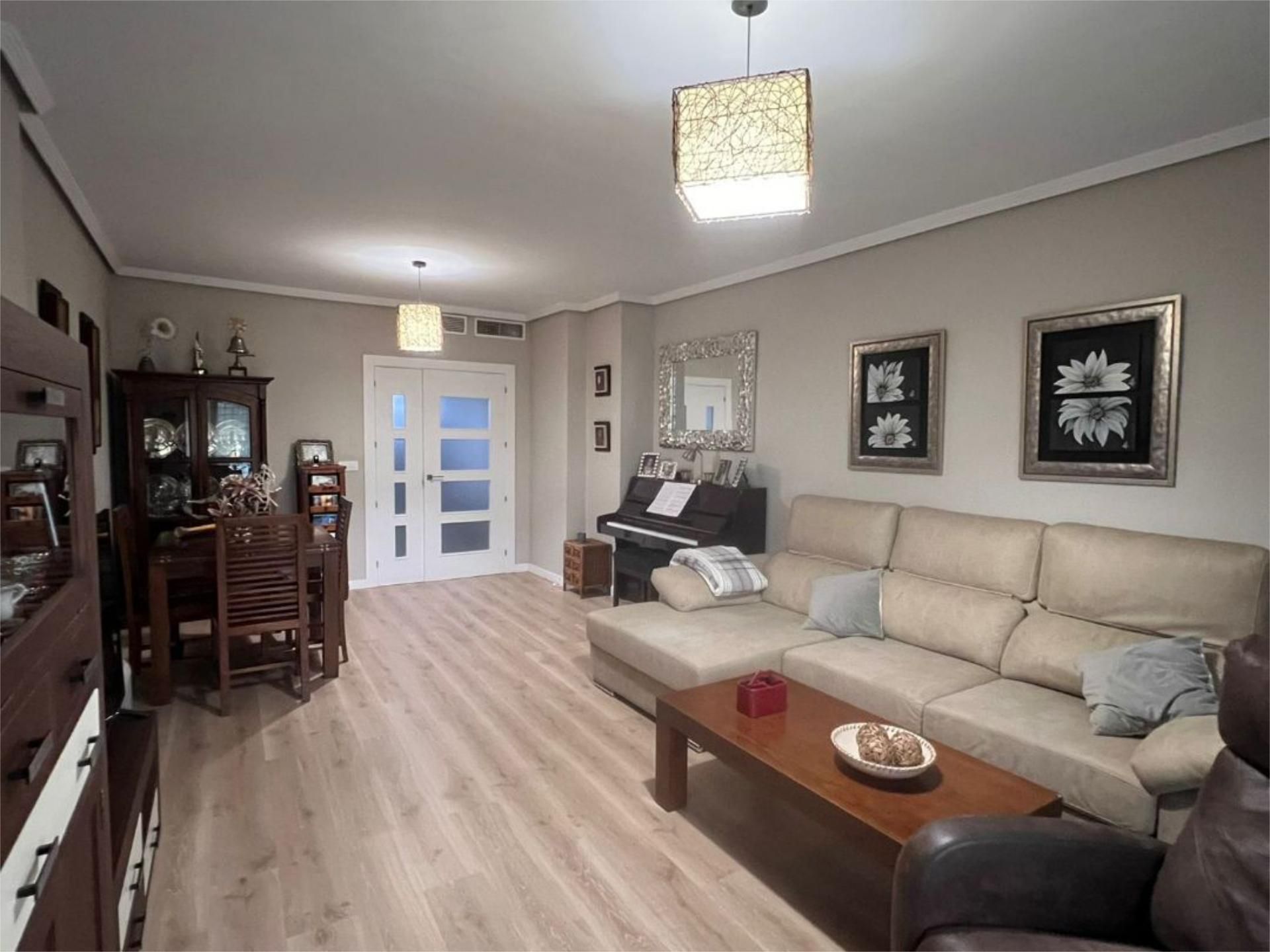 Sala d'estar de Pis en venda en Lucena amb Aire condicionat, Terrassa i Piscina