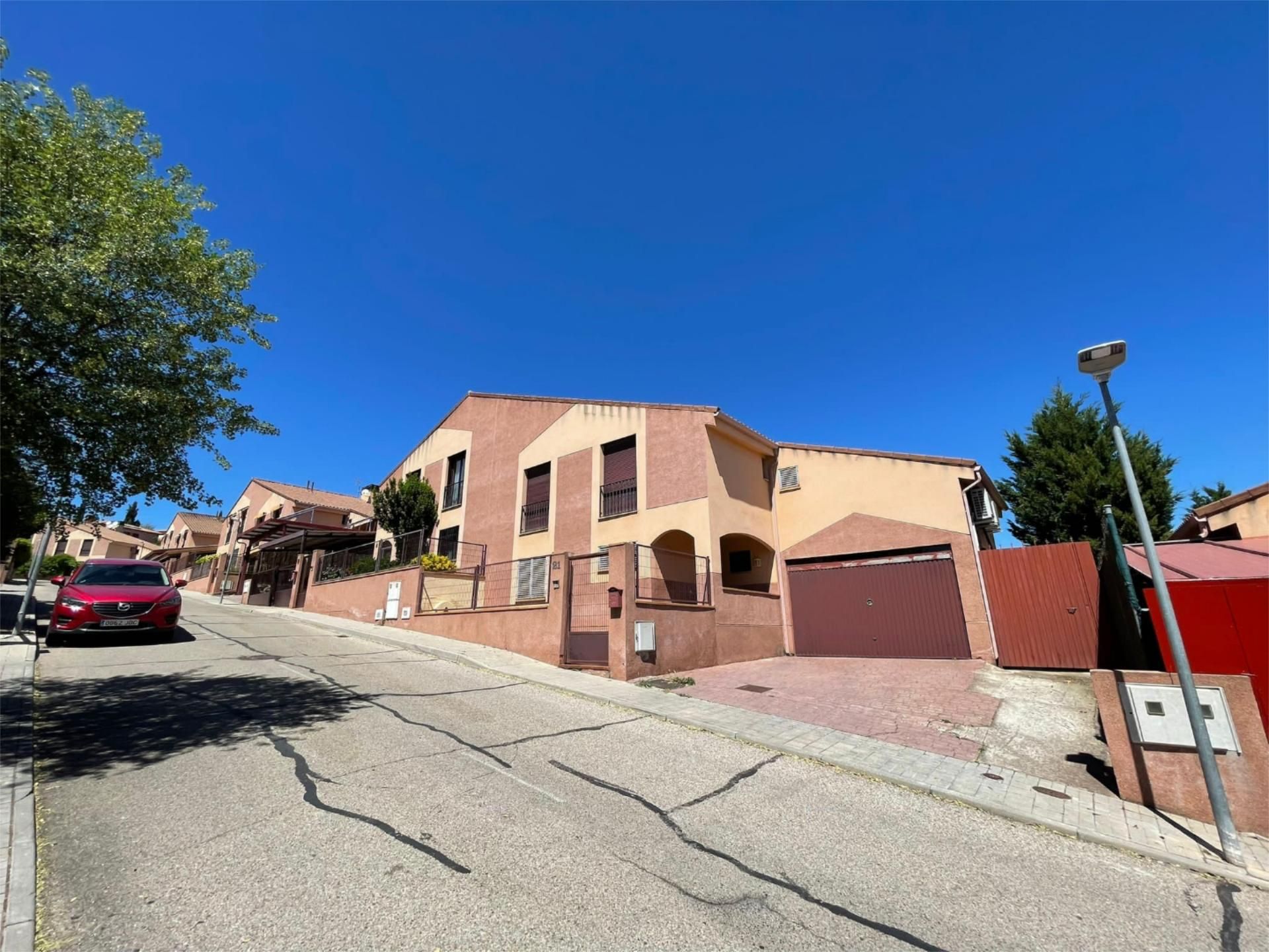 Vista exterior de Casa o xalet en venda en  Toledo Capital amb Aire condicionat, Terrassa i Balcó