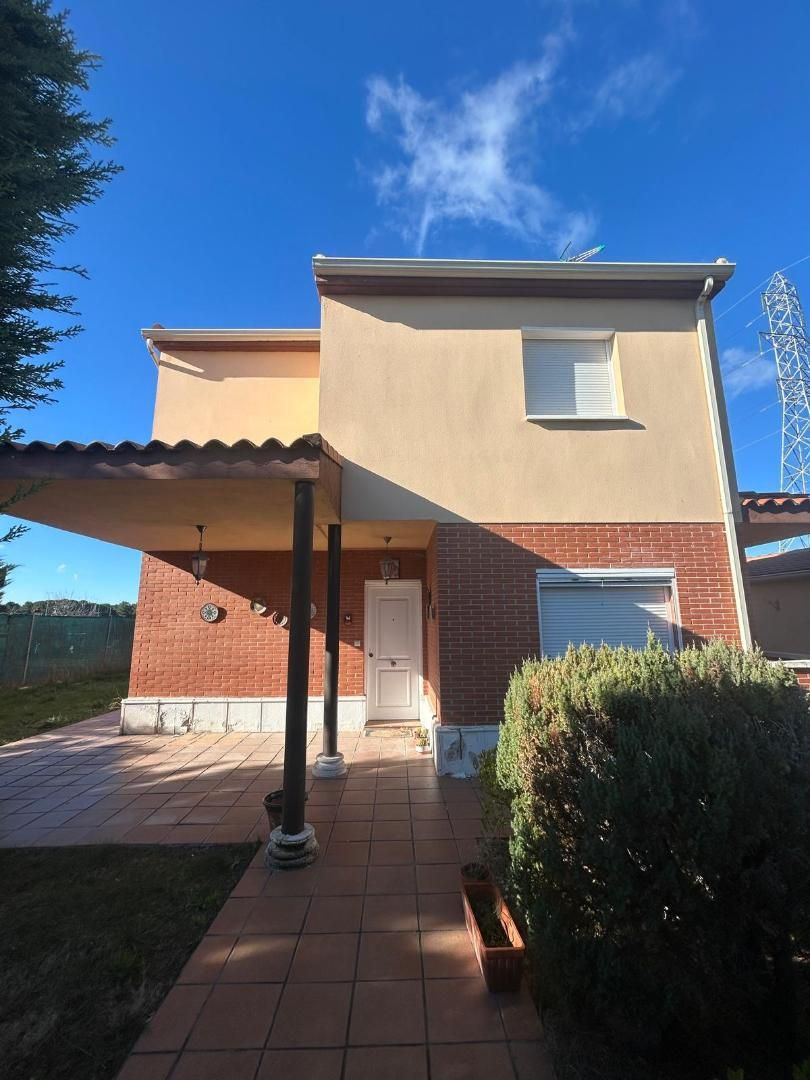 Vista exterior de Casa o xalet en venda en Boecillo amb Jardí privat, Parquet i Terrassa