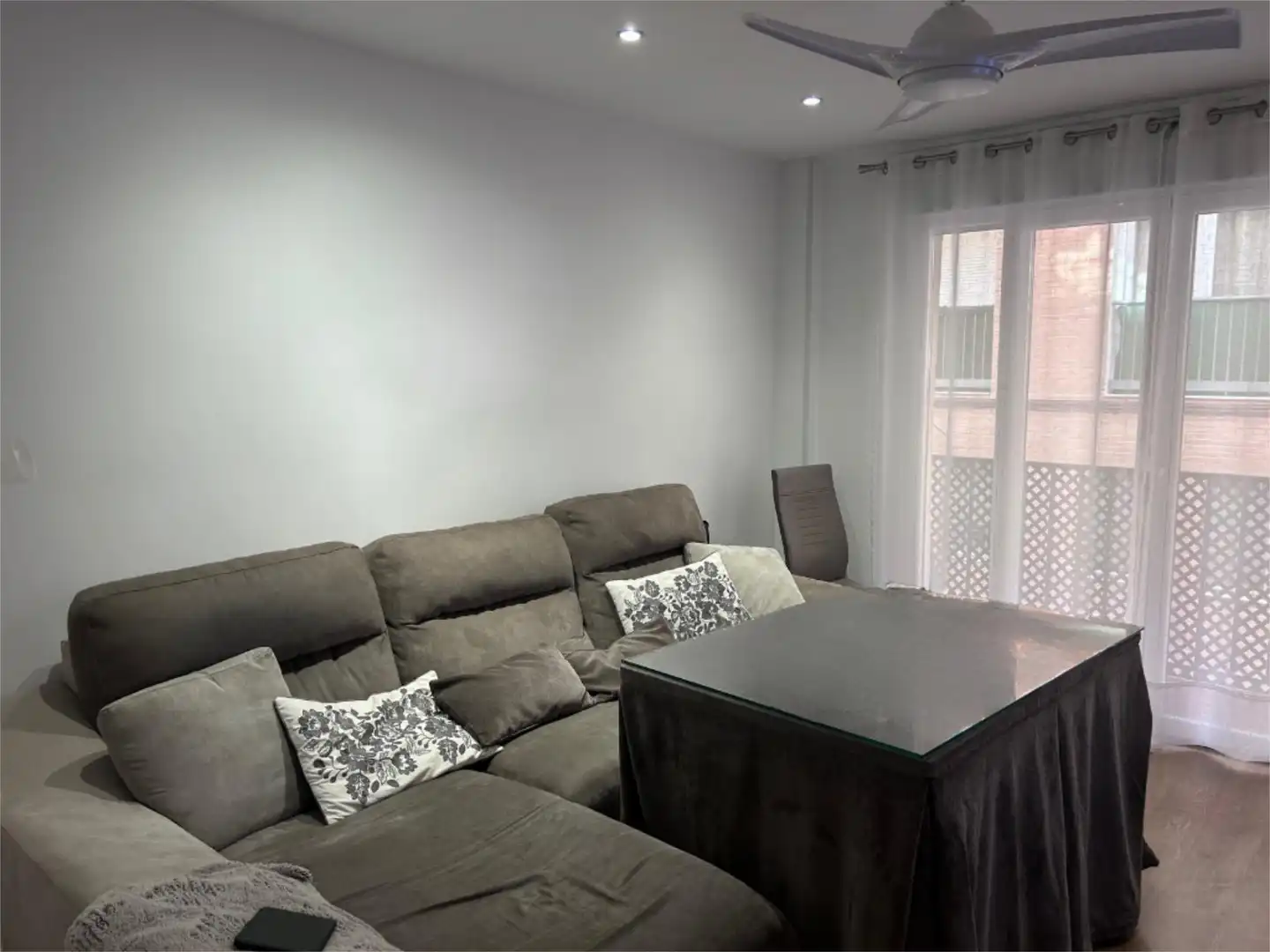 Flat for sale in Calle el Trevenque, 30, Crta. De la Sierra Living room of Flat for sale in Granada with Parquet flooring and Balcony