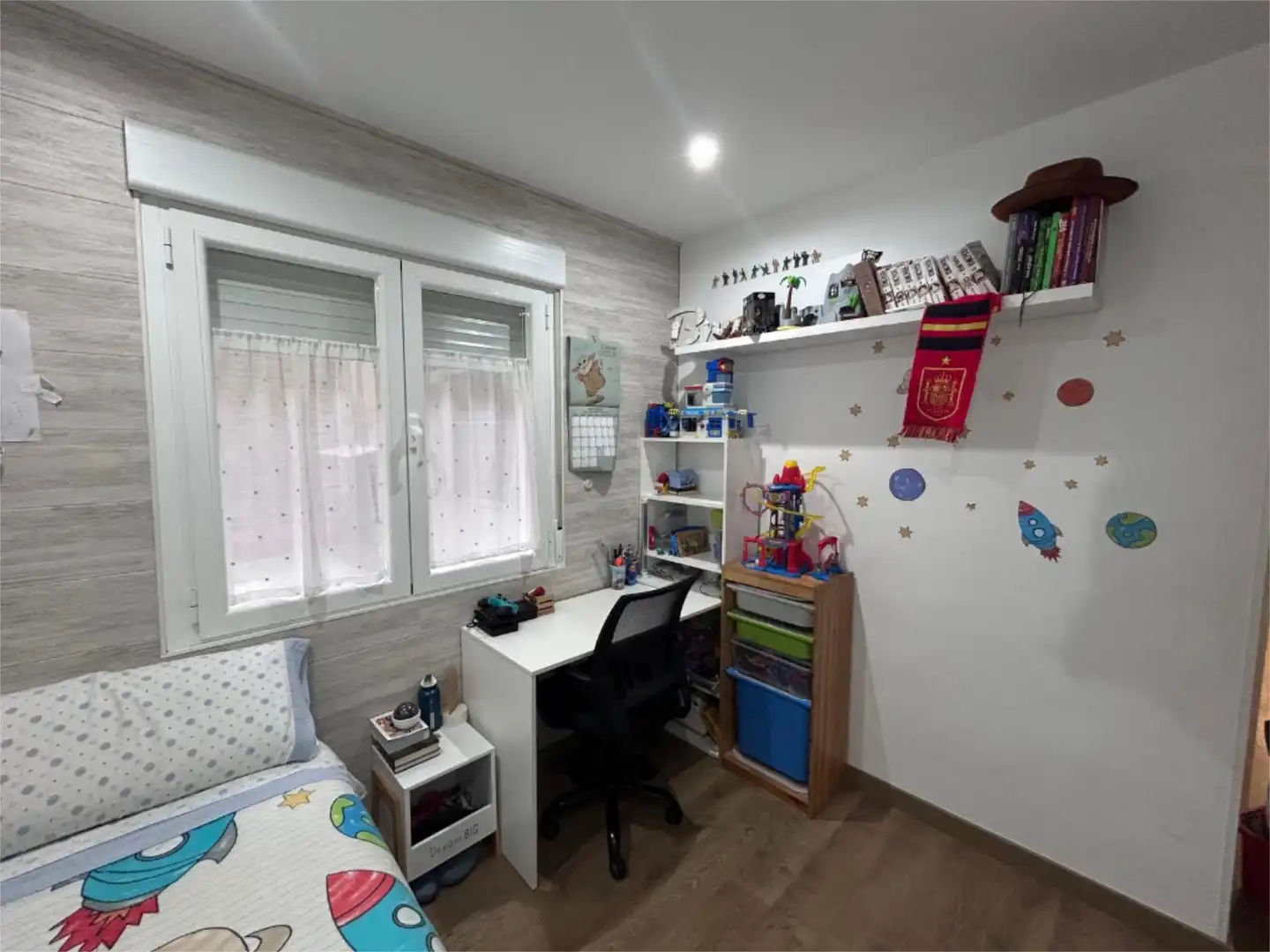 Flat for sale in Calle el Trevenque, 30, Crta. De la Sierra Bedroom of Flat for sale in Granada with Parquet flooring and Balcony