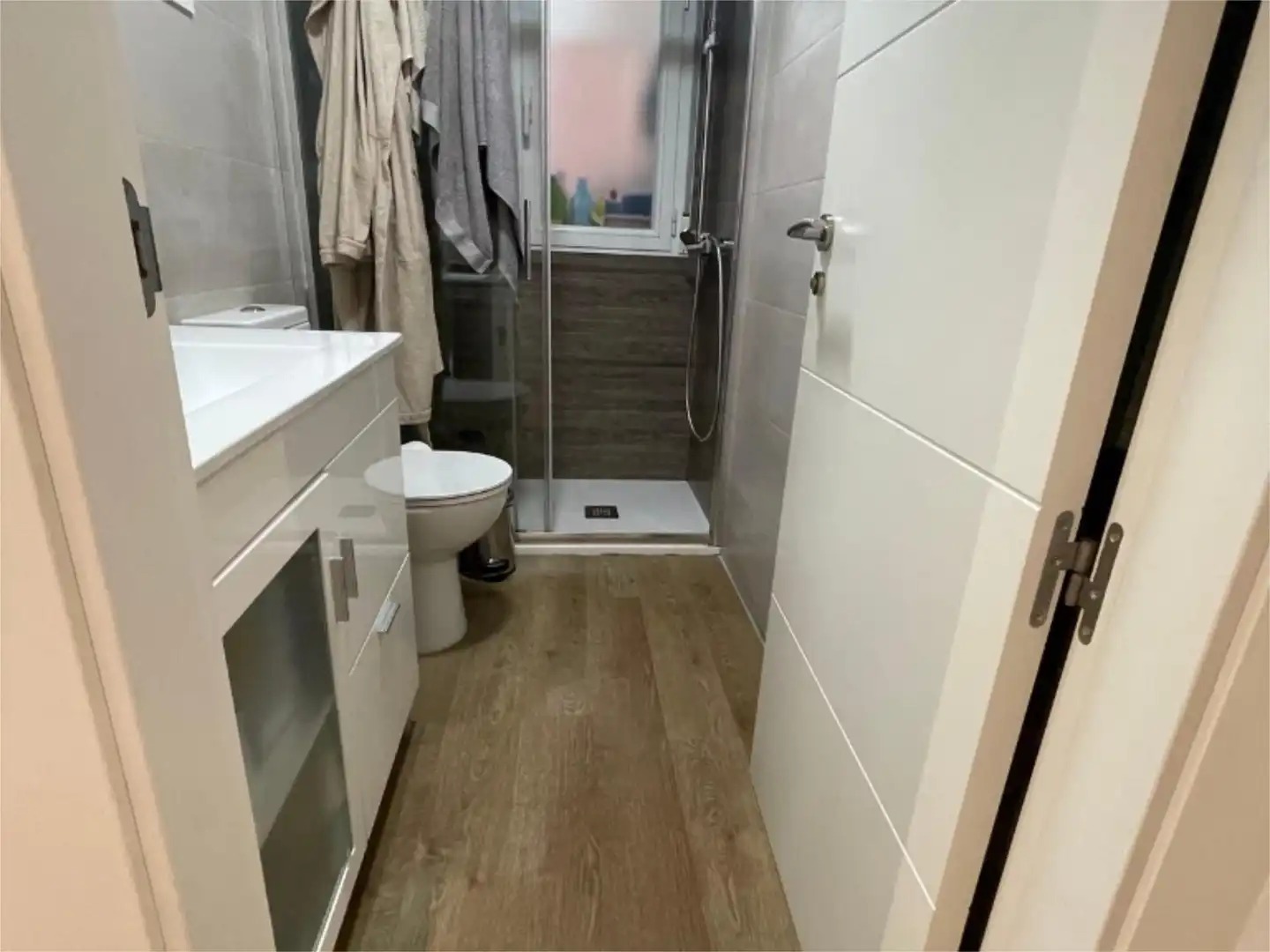Flat for sale in Calle el Trevenque, 30, Crta. De la Sierra Bathroom of Flat for sale in Granada with Parquet flooring and Balcony