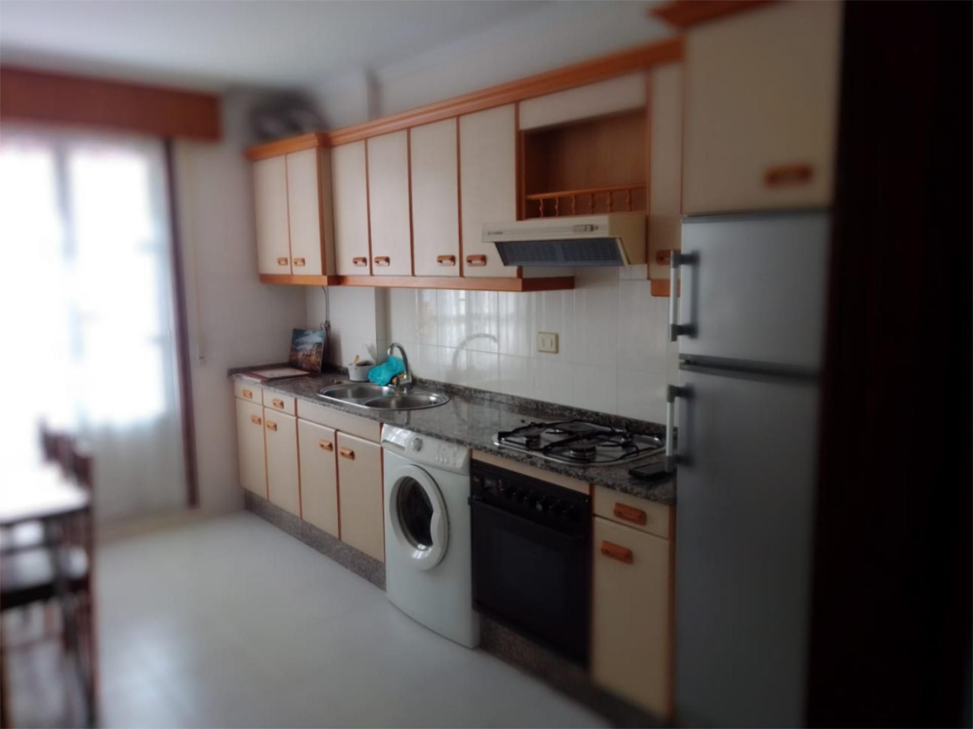 Pis de lloguer a Rúa Buenos Aires, 4, Melide Cuina de Pis de lloguer en Melide amb Calefacció, Traster i Moblat