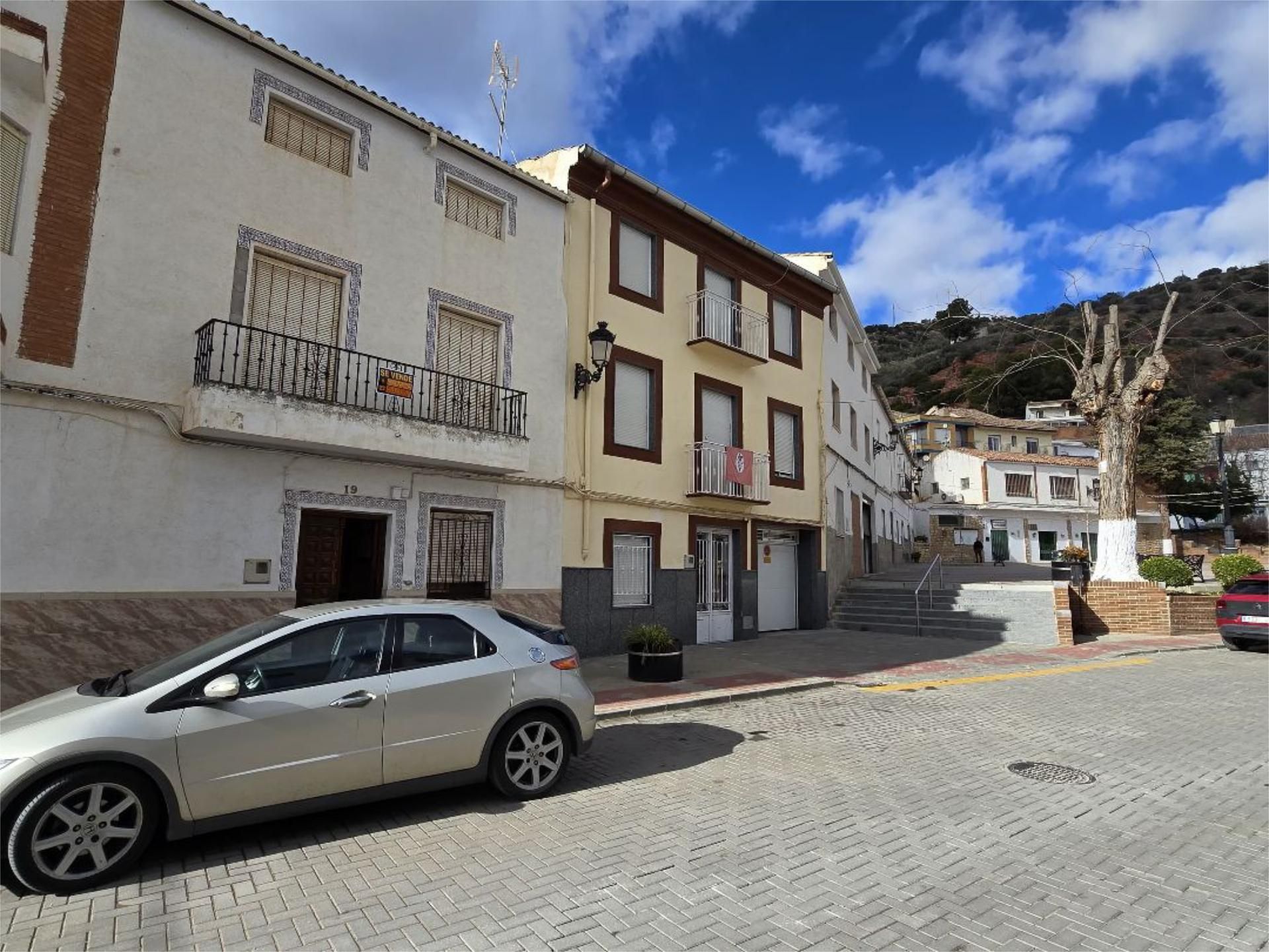 Vista exterior de Casa adosada en venda en Huelma amb Terrassa i Balcó