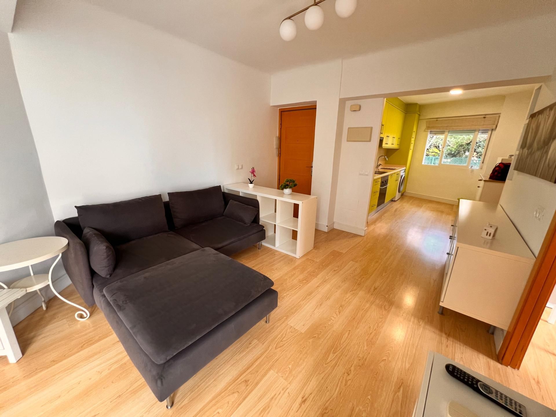 Sala d'estar de Pis de lloguer en Benidorm amb Aire condicionat, Moblat i Aparcament comunitari