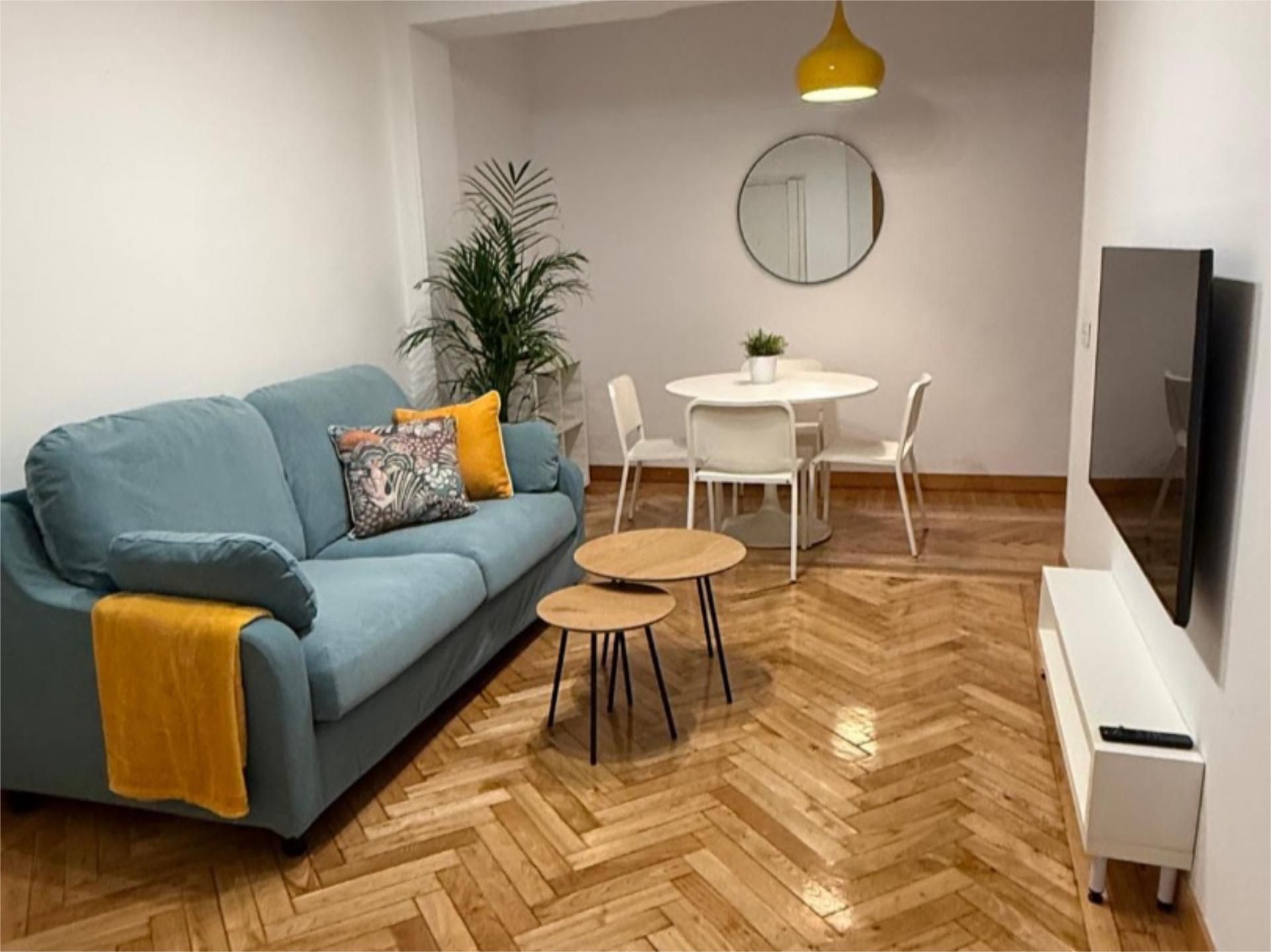 Living room of Flat to rent in  Madrid Capital  with Air Conditioner, Heating and Parquet flooring