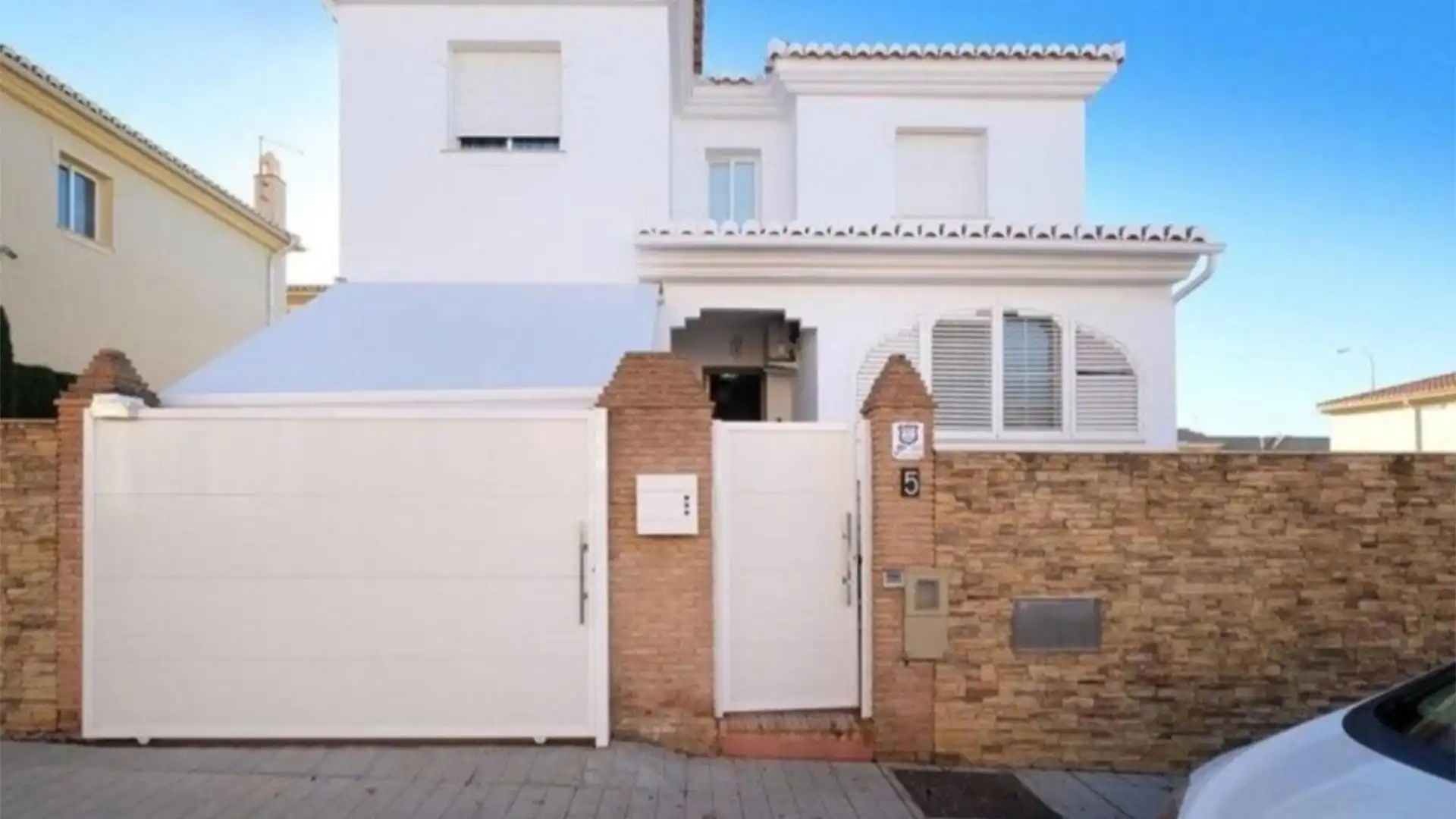 Vista exterior de Casa o chalet en venta en Huétor Vega con Aire acondicionado, Terraza y Piscina