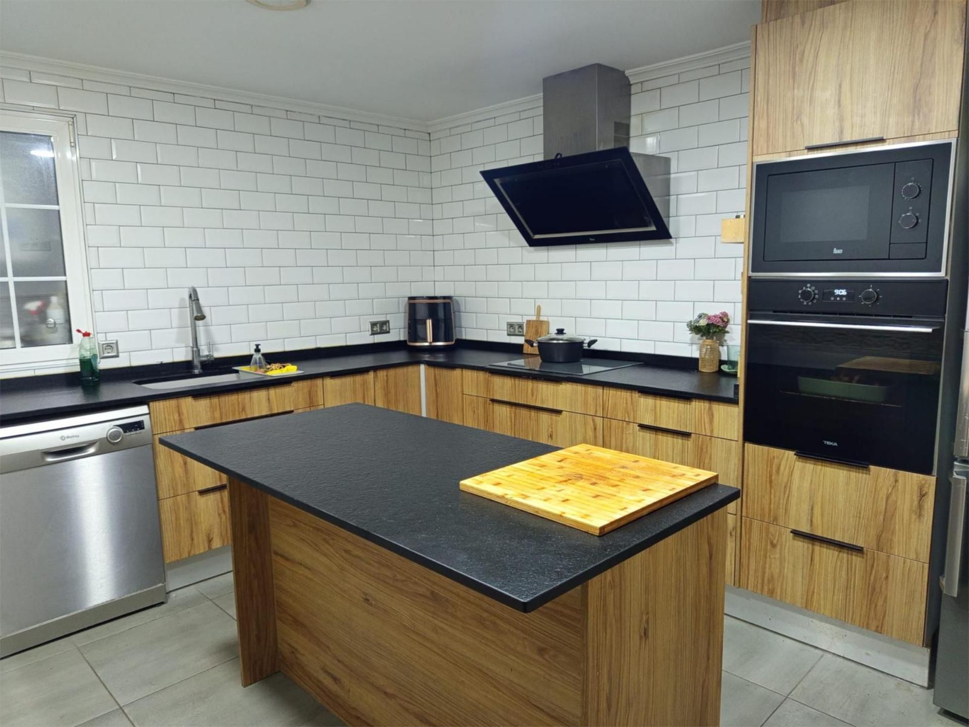 Attic for sale in Carrer de la Mestra Monforte, 25a, Paterna Kitchen of Attic for sale in Paterna with Air Conditioner and Terrace