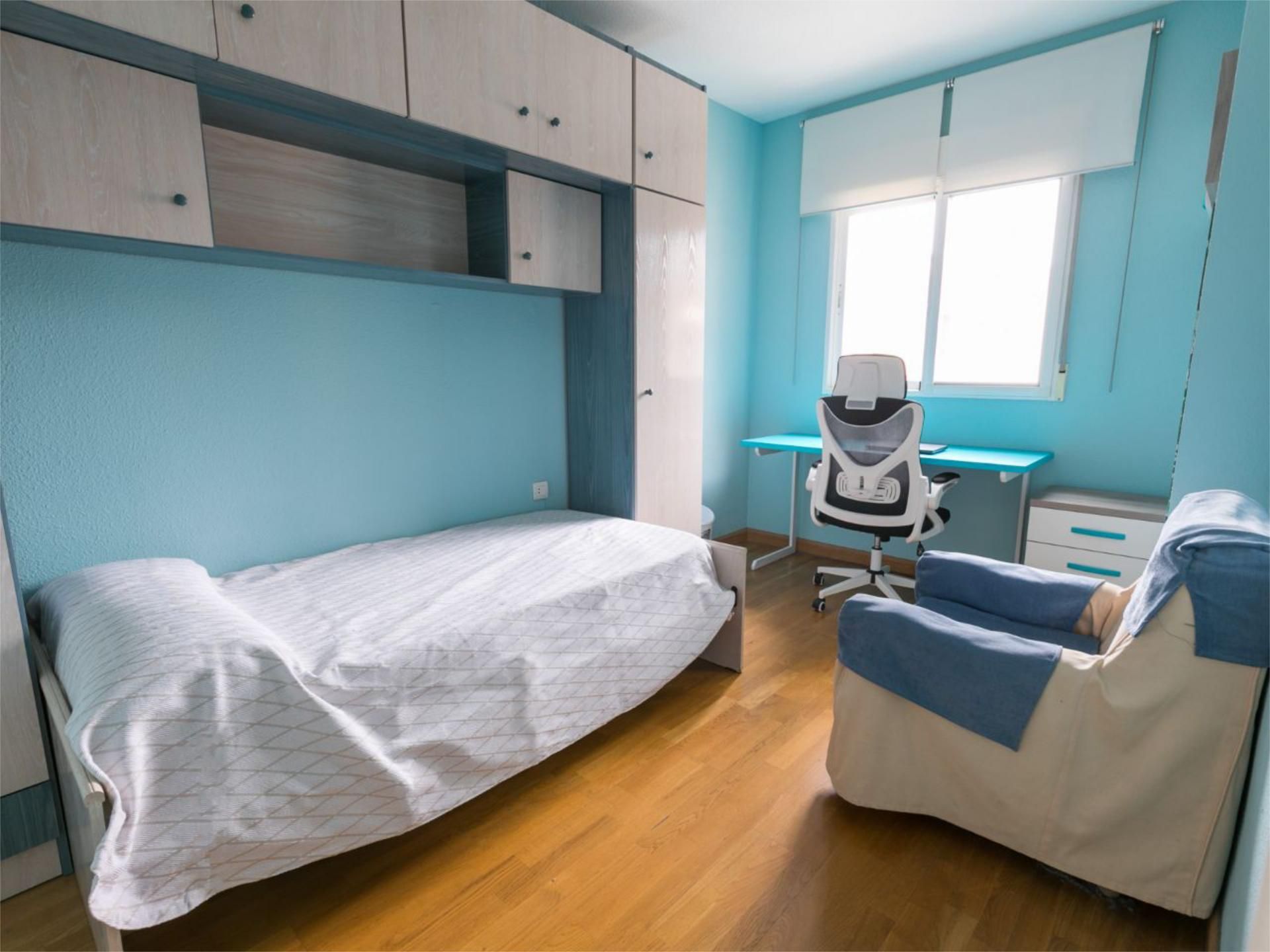 Bedroom of Flat to share in  Granada Capital  with Air Conditioner, Heating and Parquet flooring