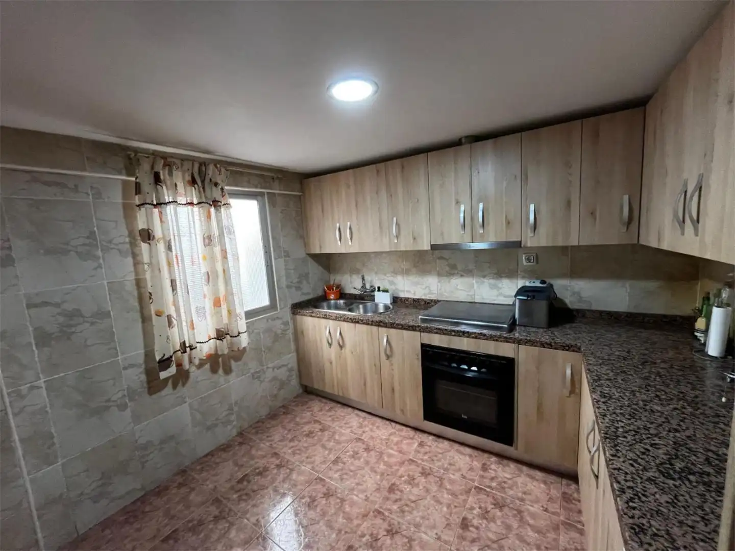 Casa adosada en venda a Calle Juanito Valderrama, 37, Ctra. Circunvalación - La Magdalena Cuina de Casa adosada en venda en Jaén amb Terrassa, Traster i Balcó
