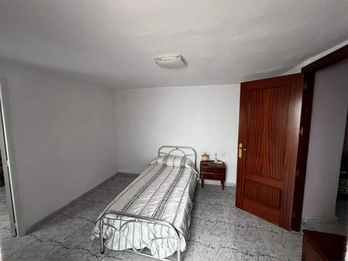 Casa adosada en venda a Calle Juanito Valderrama, 37, Ctra. Circunvalación - La Magdalena Dormitori de Casa adosada en venda en Jaén amb Terrassa, Traster i Balcó