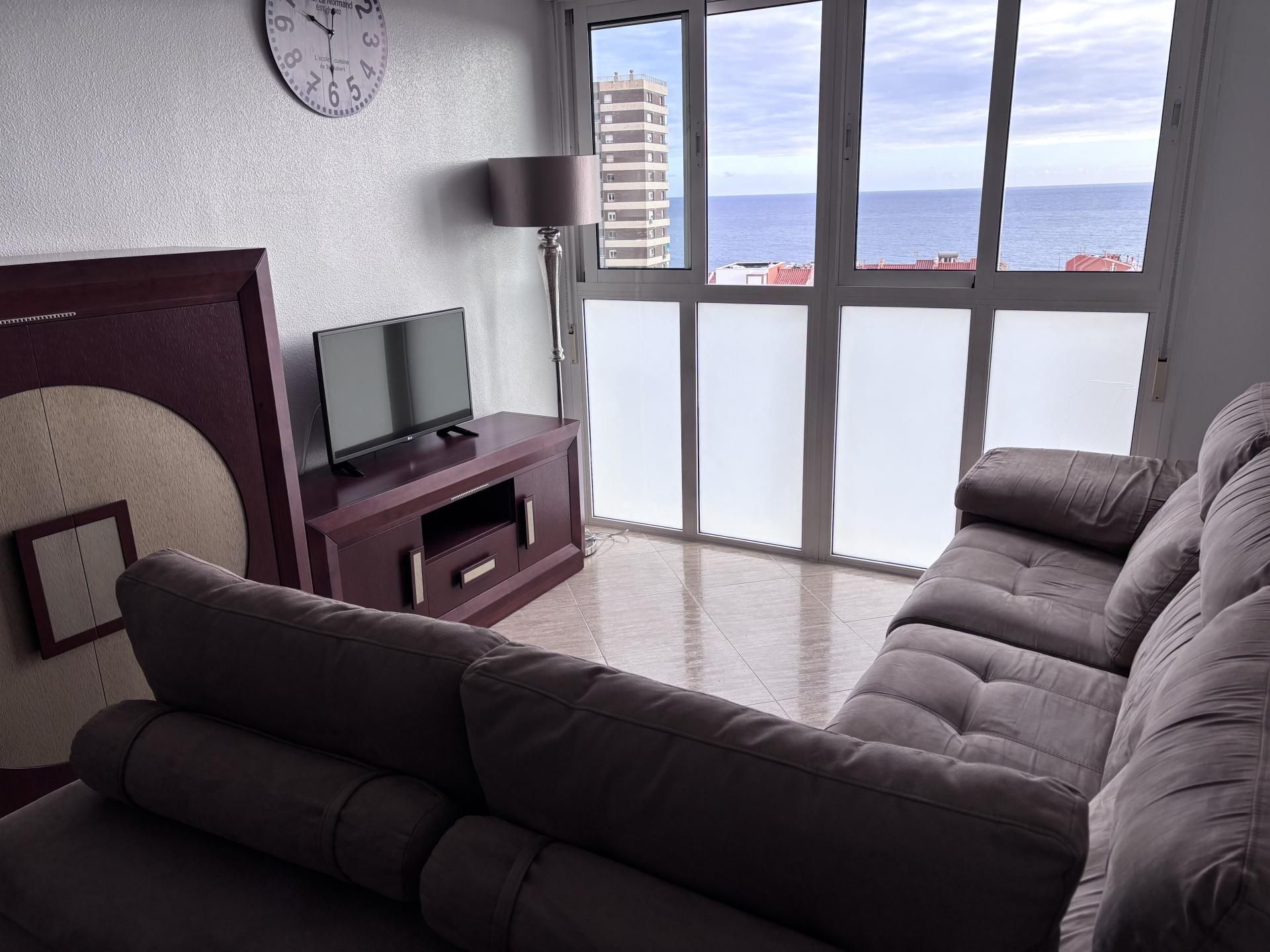 Sala d'estar de Pis de lloguer en Roquetas de Mar amb Aire condicionat i Moblat