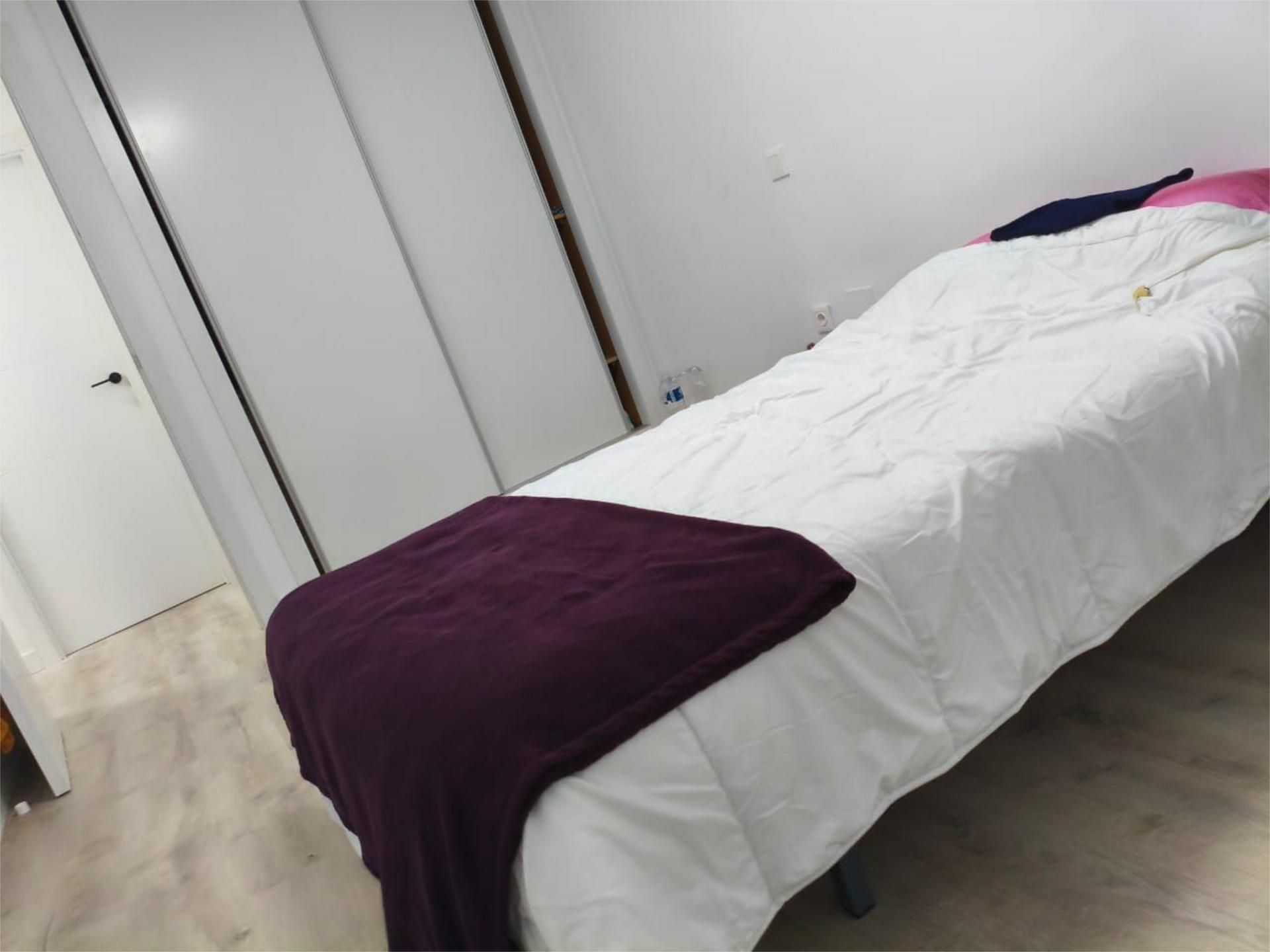 Bedroom of Flat to share in Camarena  with Heating, Terrace and Furnished