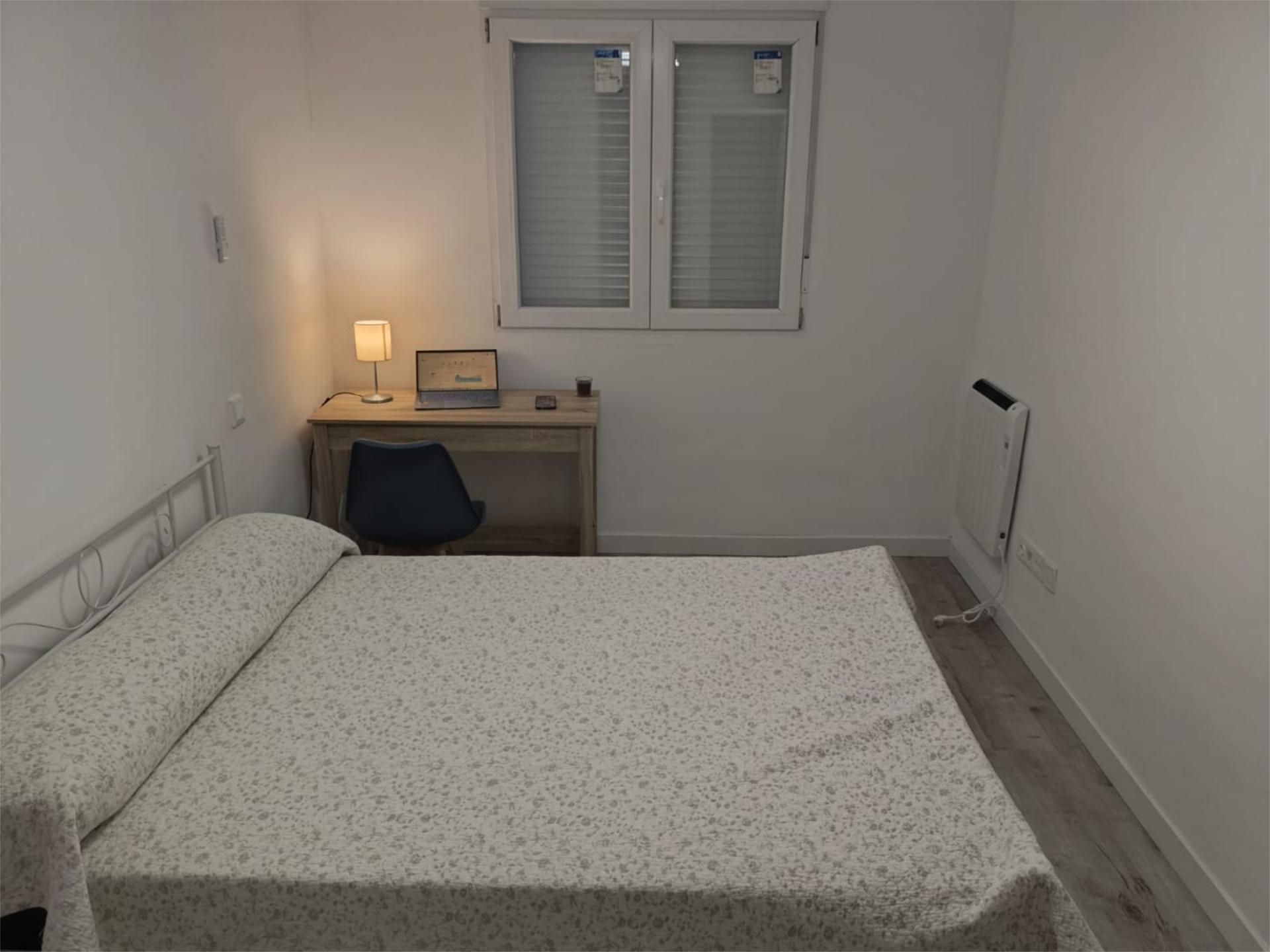 Bedroom of Flat to share in Camarena  with Heating, Terrace and Furnished