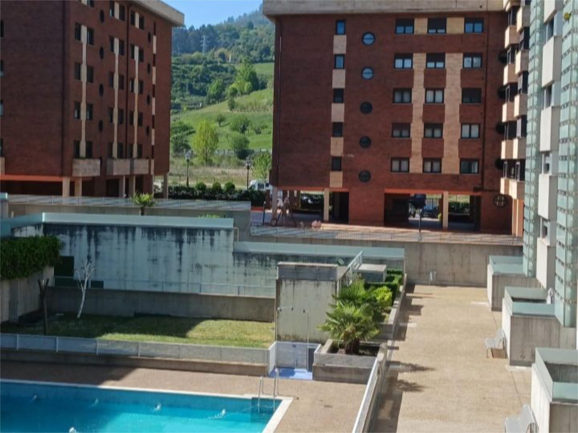 Piscina de Pis en venda en Oviedo  amb Piscina