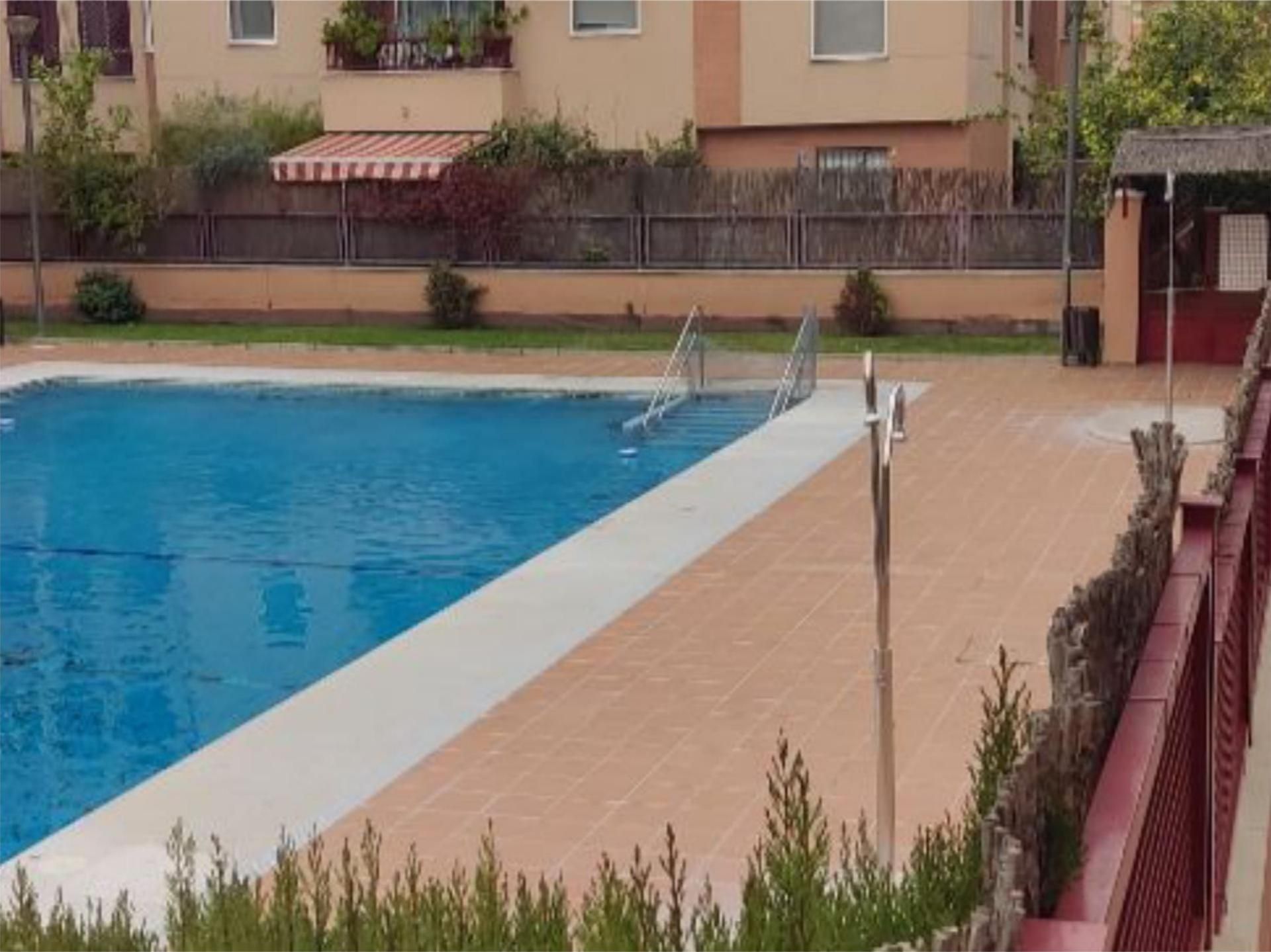 Piscina de Piso de alquiler en  Granada Capital con Calefacción, Jardín privado y Terraza