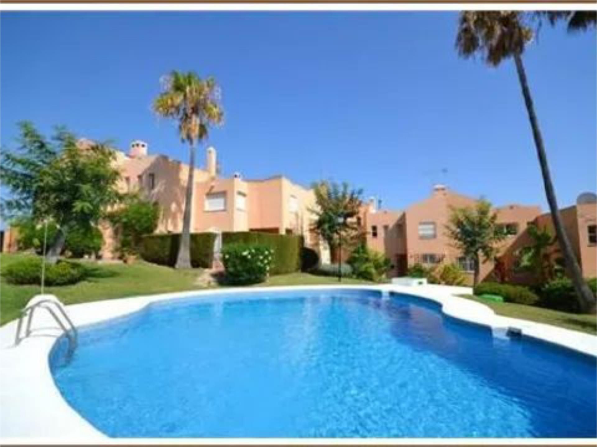 Casa adosada en venta en Urbanización Pernet, 2, Nueva Atalaya Jardín de Casa adosada en venta en Estepona con Aire acondicionado, Terraza y Piscina