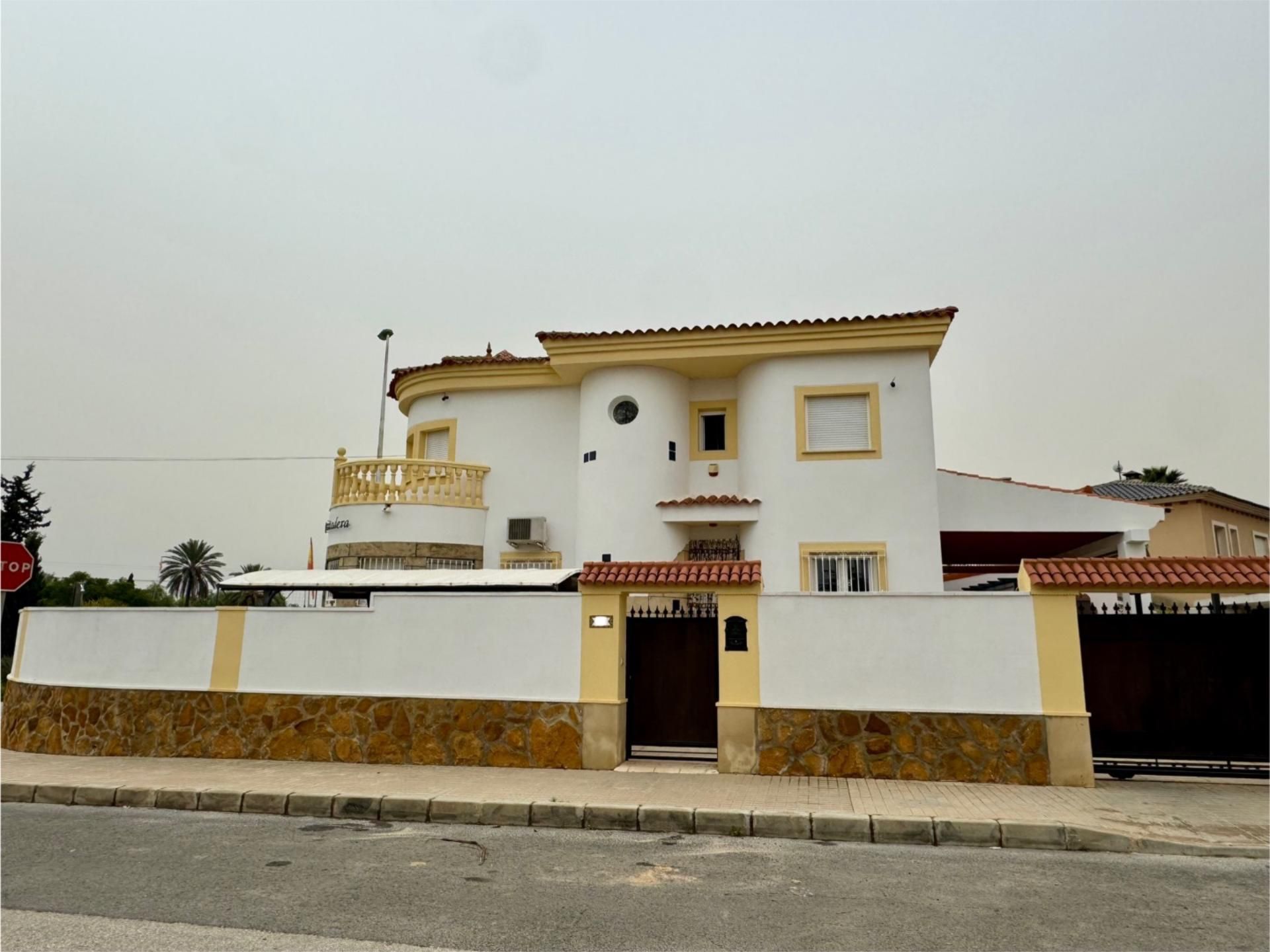 Vista exterior de Casa o xalet en venda en Elche / Elx amb Aire condicionat, Terrassa i Piscina