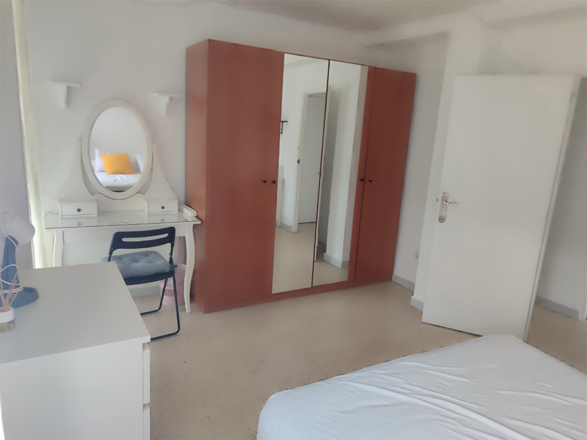 Dormitori de Pis de lloguer en Camas amb Aire condicionat i Balcó