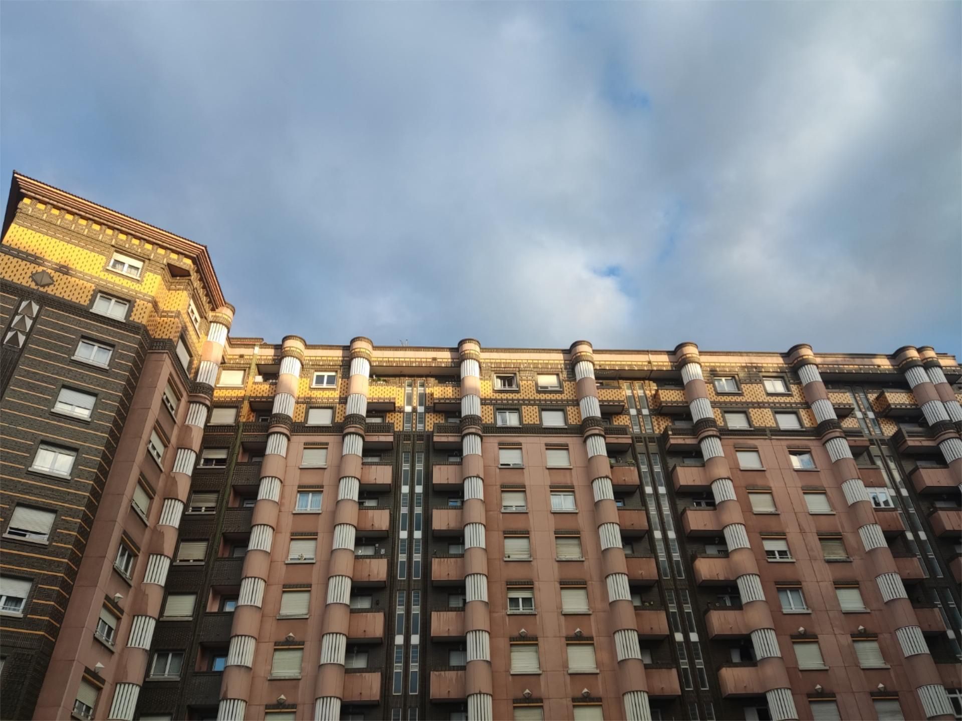 Pis en venda a Calle Gutiérrez Herrero, 17, Versalles Vista exterior de Pis en venda en Avilés amb Balcó