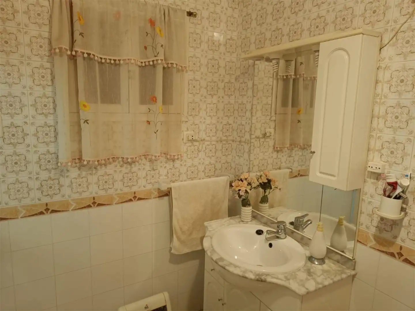 Casa adosada en venta en Avenida Guardia Civil, 1, Villafranca de los Barros Baño de Casa adosada en venta en Villafranca de los Barros con Aire acondicionado, Terraza y Amueblado