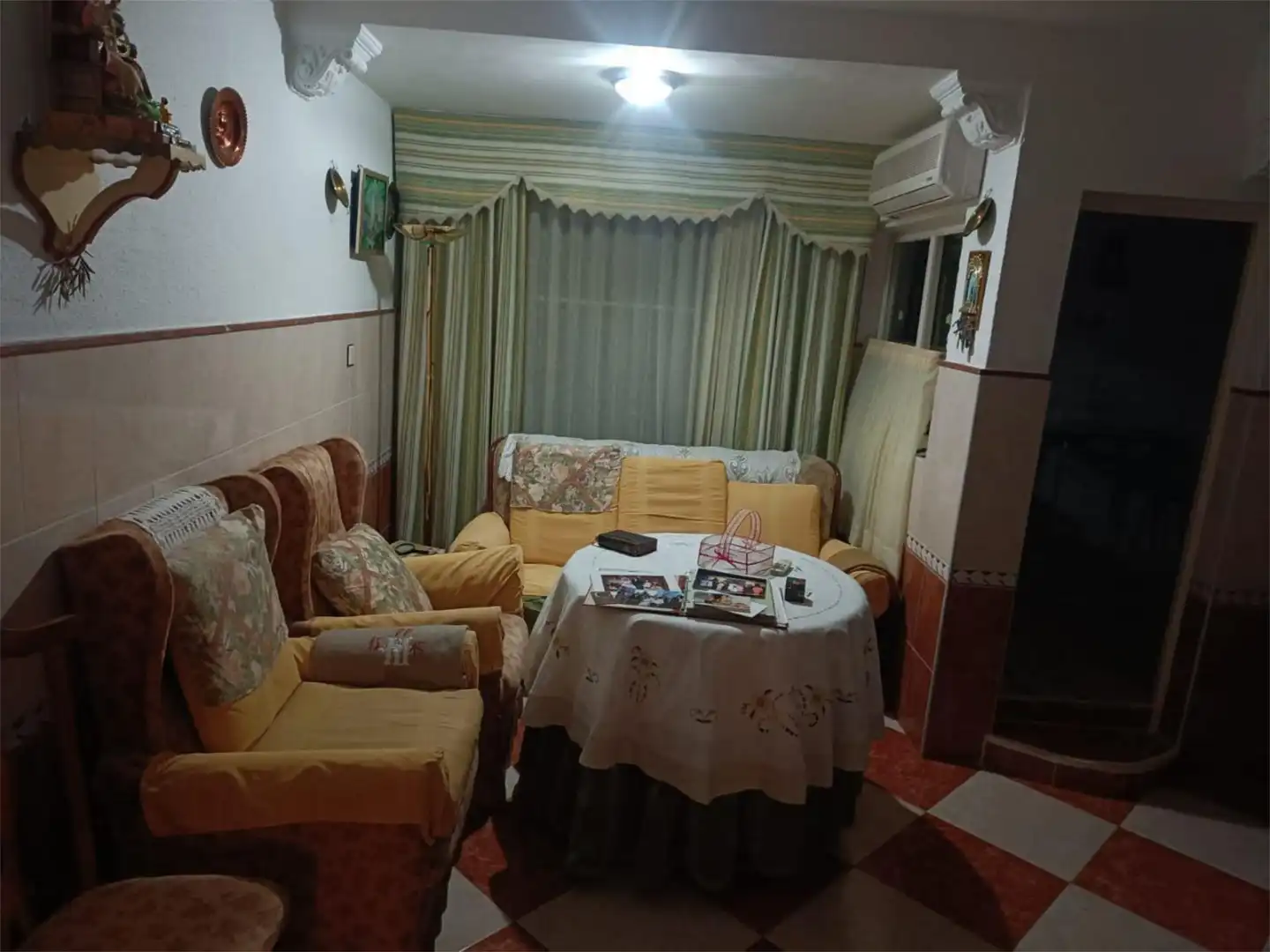 Casa adosada en venta en Avenida Guardia Civil, 1, Villafranca de los Barros Sala de estar de Casa adosada en venta en Villafranca de los Barros con Aire acondicionado, Terraza y Amueblado