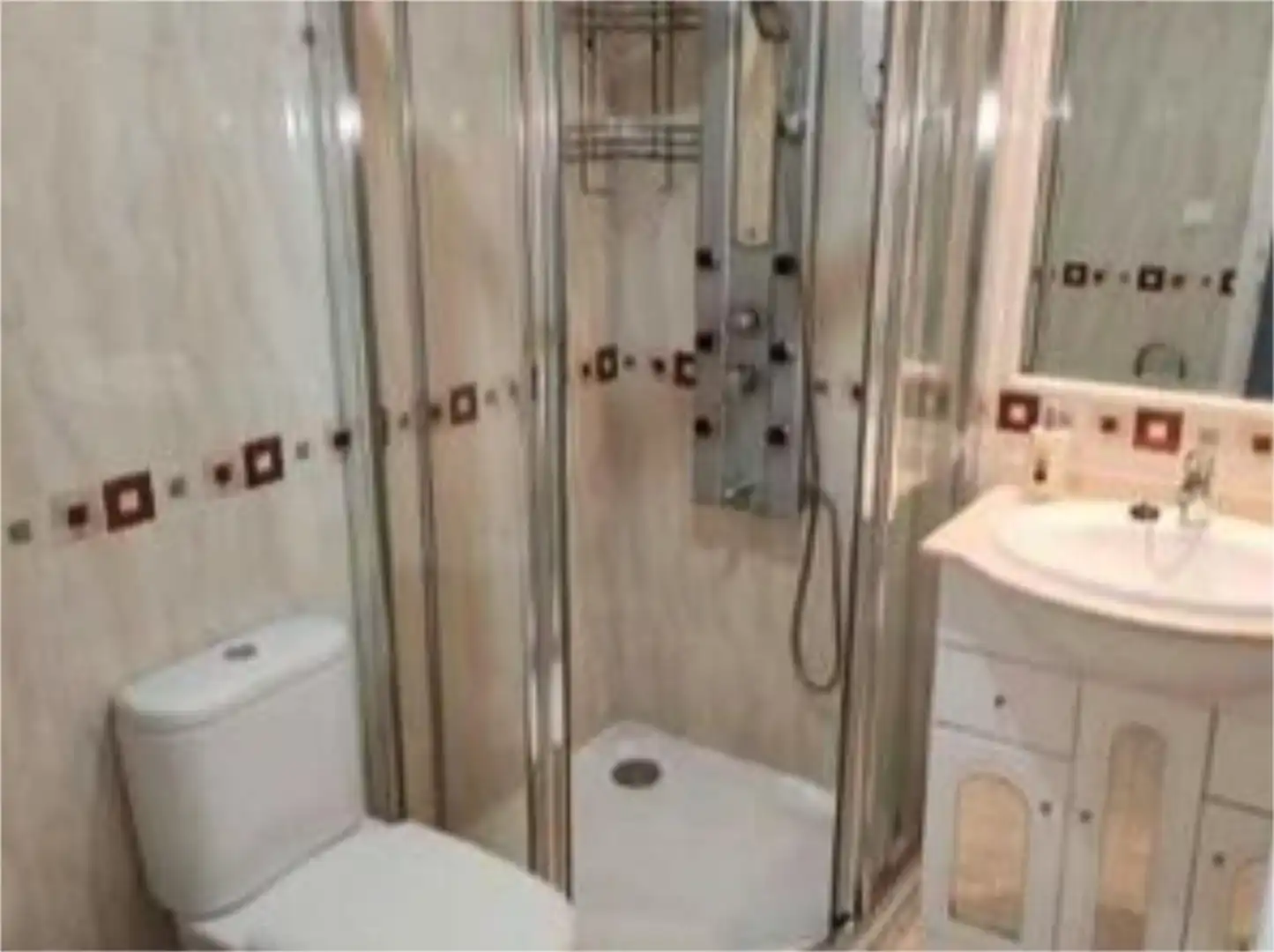 Wohnung zum Verkauf in Calle Ronda de la Manca, 13, Sta. Marina - San Andrés - San Pablo - San Lorenzo Badezimmer von Wohnung zum Verkauf in Córdoba mit Klimaanlage, Privatgarten und Terrasse