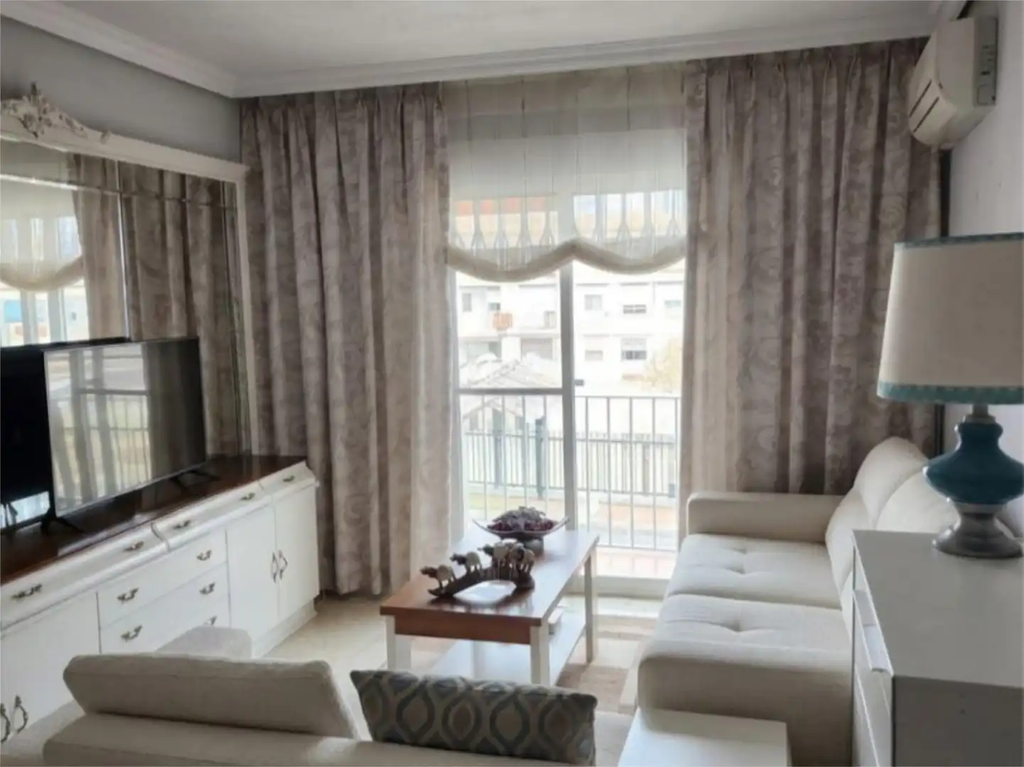 Wohnung zum Verkauf in Calle Ronda de la Manca, 13, Sta. Marina - San Andrés - San Pablo - San Lorenzo Wohnzimmer von Wohnung zum Verkauf in Córdoba mit Klimaanlage, Privatgarten und Terrasse