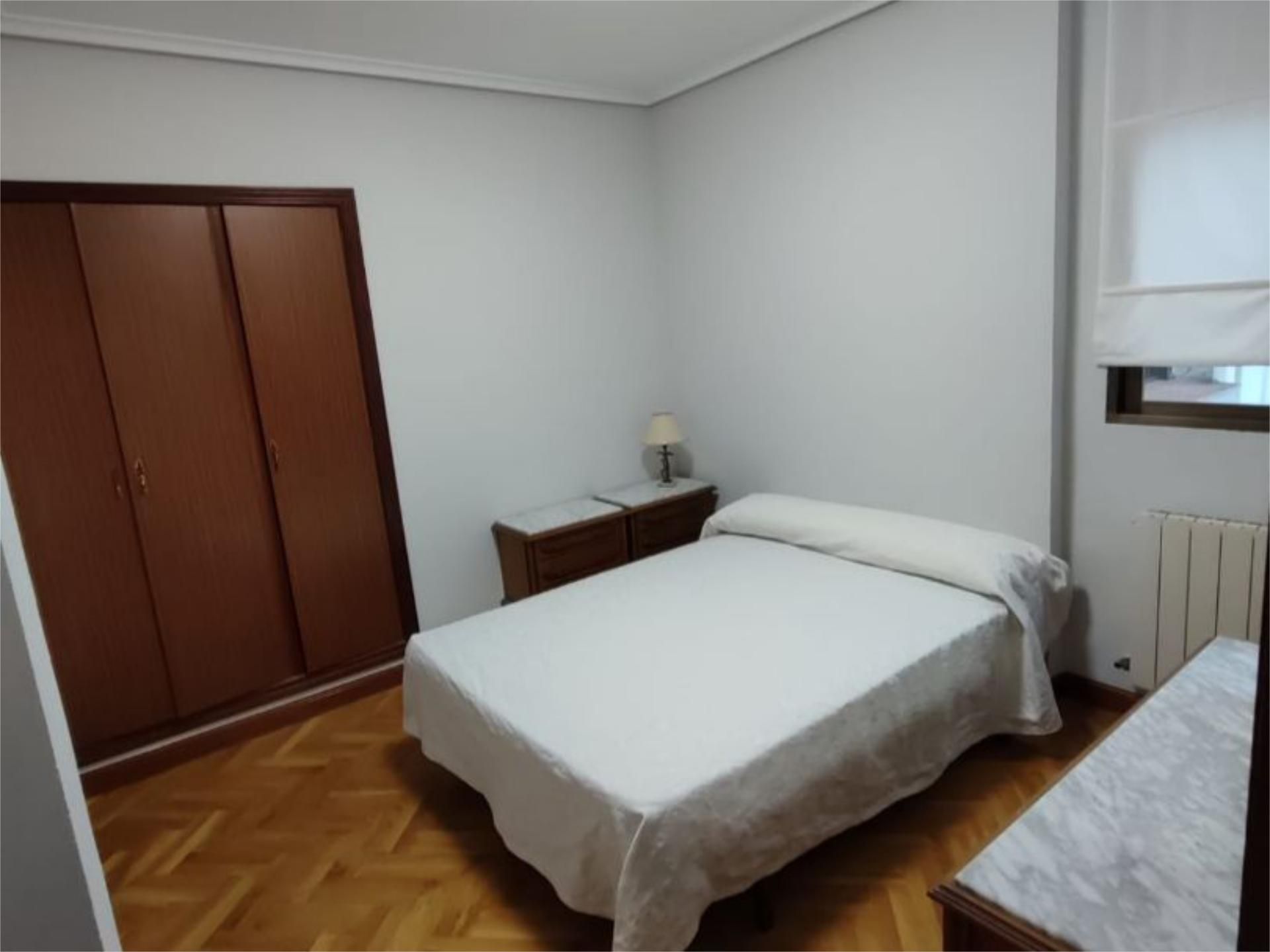 Bedroom of Flat to share in  Logroño  with Heating, Parquet flooring and Furnished