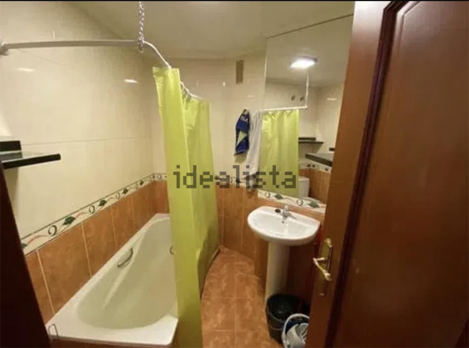 Bany de Pis en venda en Vigo  amb Calefacció, Parquet i Moblat