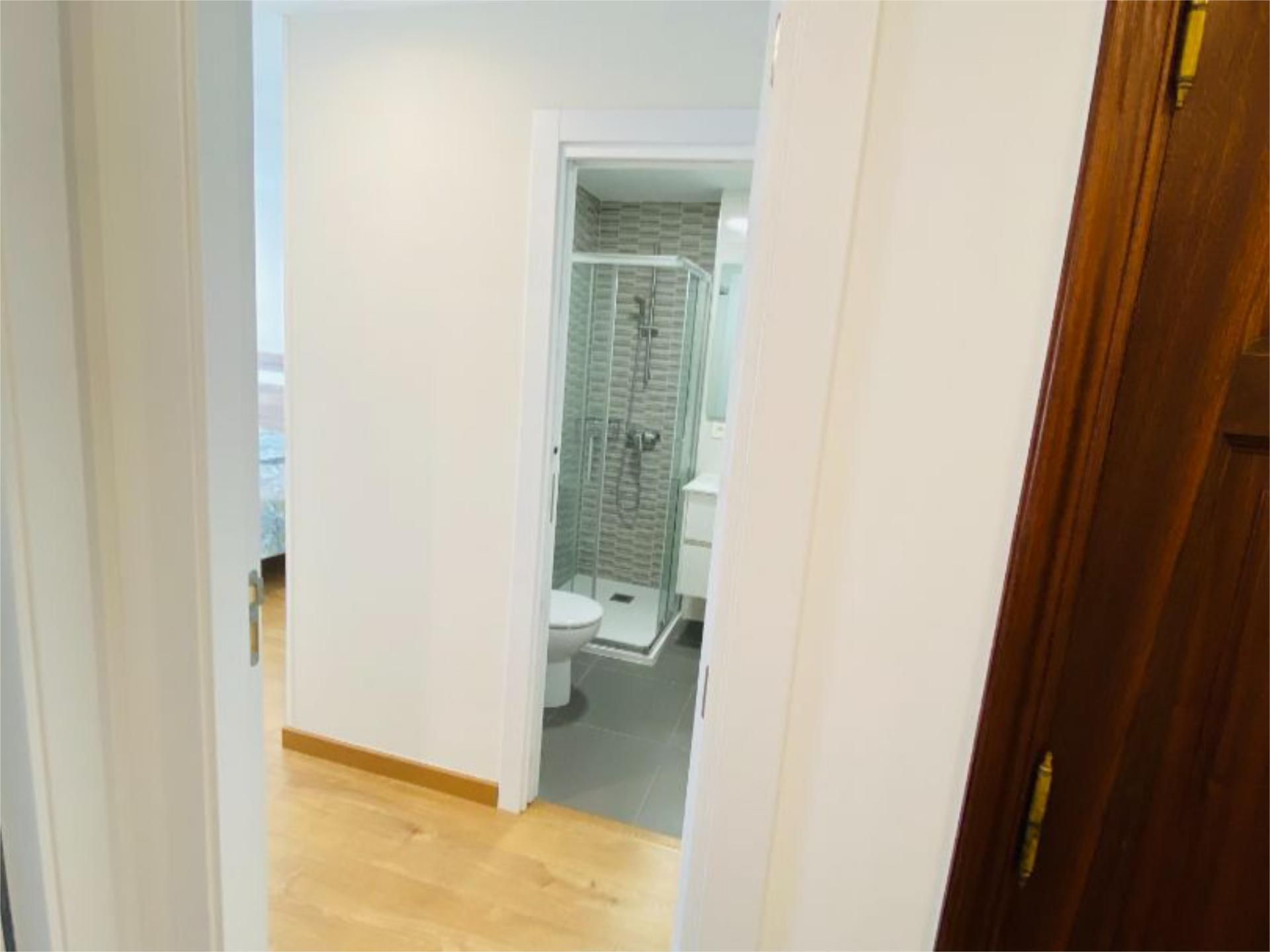 Bany de Pis per a compartir en Santiago de Compostela  amb Aire condicionat, Calefacció i Moblat