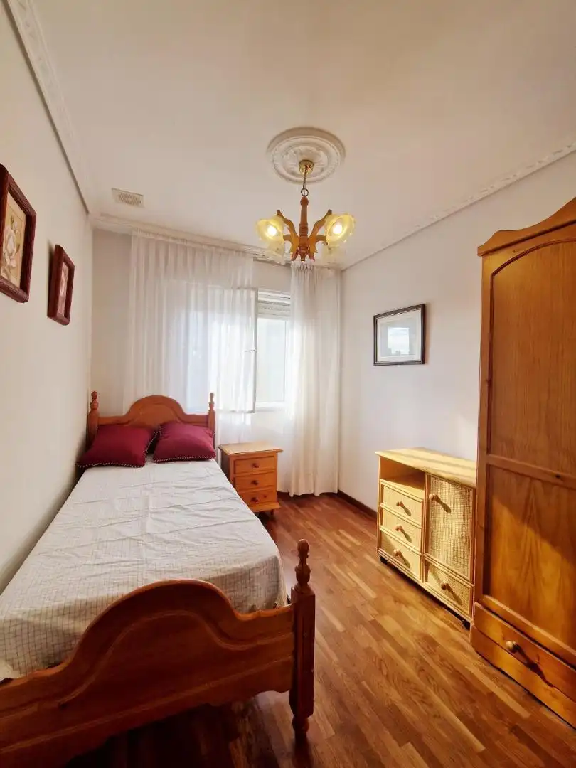 Schlafzimmer von Dachboden zum Verkauf in Valladolid mit Heizung, Parkett und Terrasse