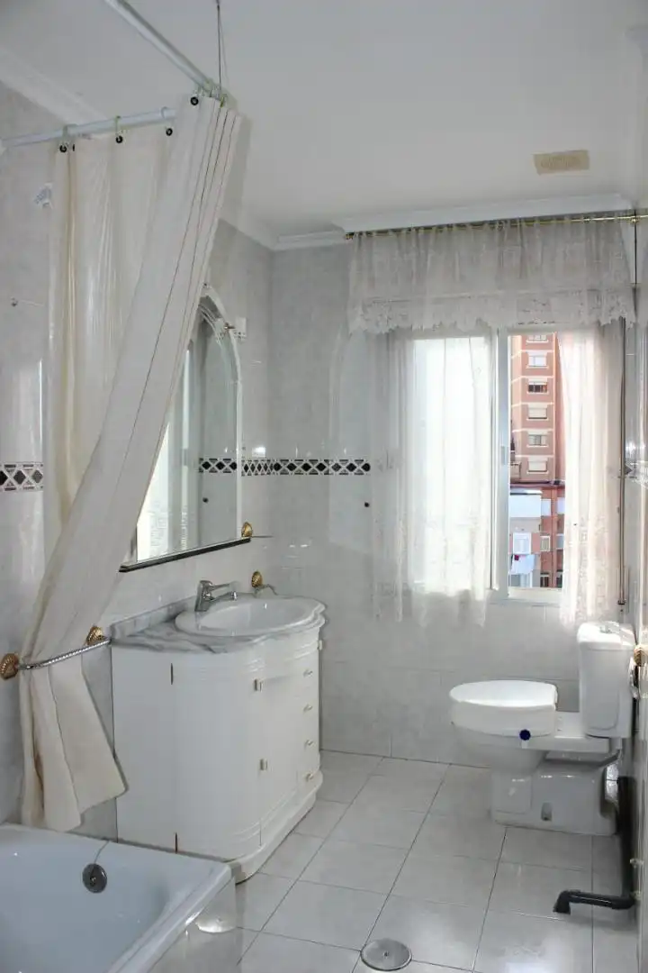 Badezimmer von Dachboden zum Verkauf in Valladolid mit Heizung, Parkett und Terrasse