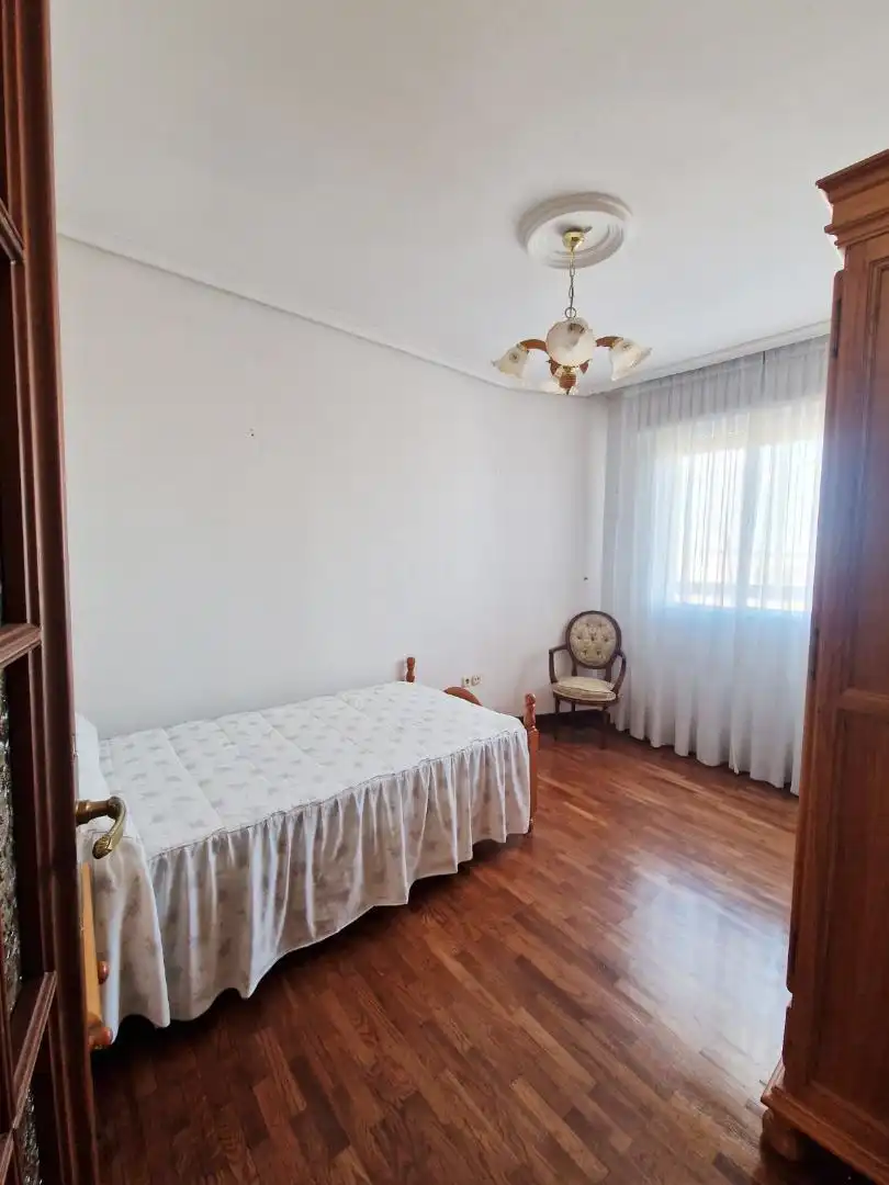 Schlafzimmer von Dachboden zum Verkauf in Valladolid mit Heizung, Parkett und Terrasse