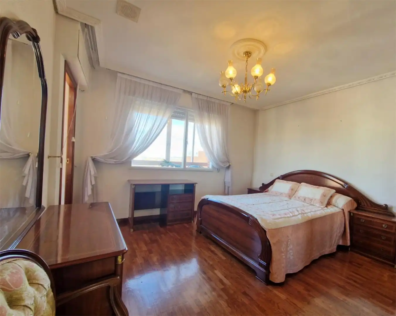 Schlafzimmer von Dachboden zum Verkauf in Valladolid mit Heizung, Parkett und Terrasse