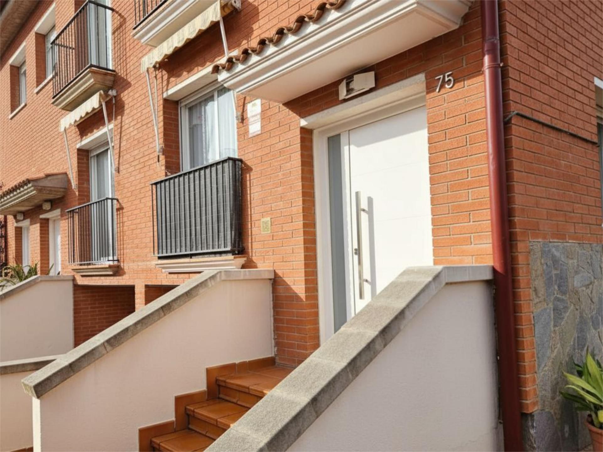 Vista exterior de Casa adosada en venda en Masquefa amb Aire condicionat, Terrassa i Piscina