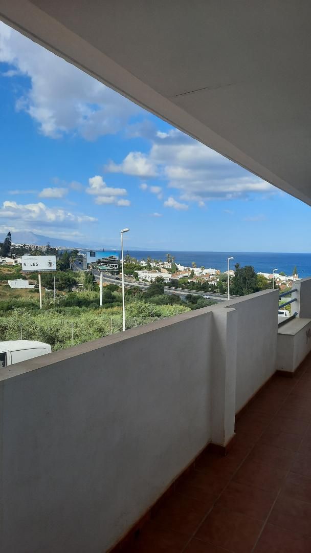 Pis per a compartir a Calle Valderrama Golf, 42, Buenas Noches Vista exterior de Pis per a compartir en Estepona amb Aire condicionat, Jardí privat i Terrassa