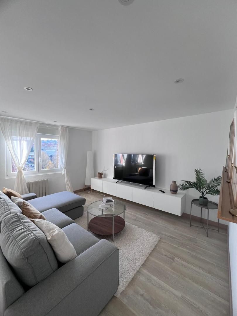 Living room of Flat to rent in Oviedo   with Heating, Parquet flooring and Furnished