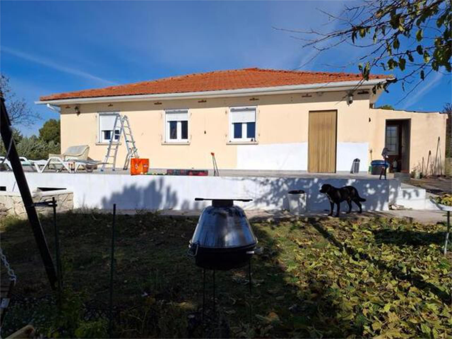 Vista exterior de Casa adosada en venda en Illana amb Calefacció, Jardí privat i Piscina