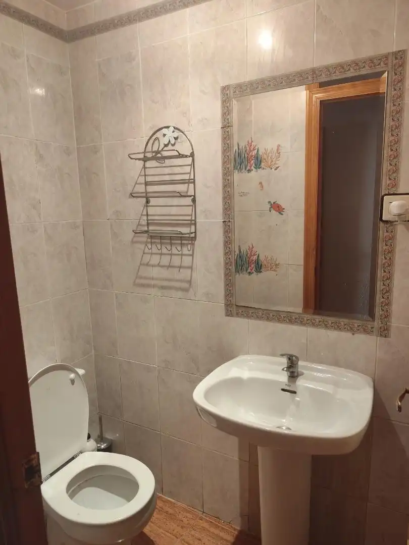 Baño de Casa adosada en venta en Campillo de Altobuey con Aire acondicionado, Calefacción y Amueblado