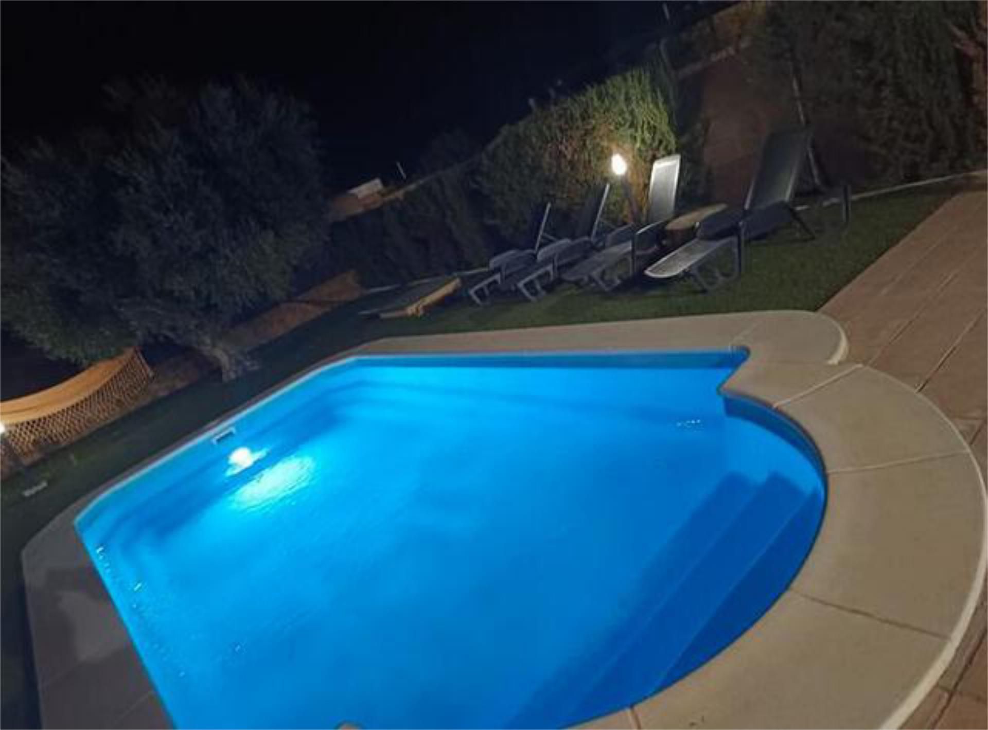 Piscina de Casa adosada en venda en Marchena amb Calefacció, Jardí privat i Terrassa