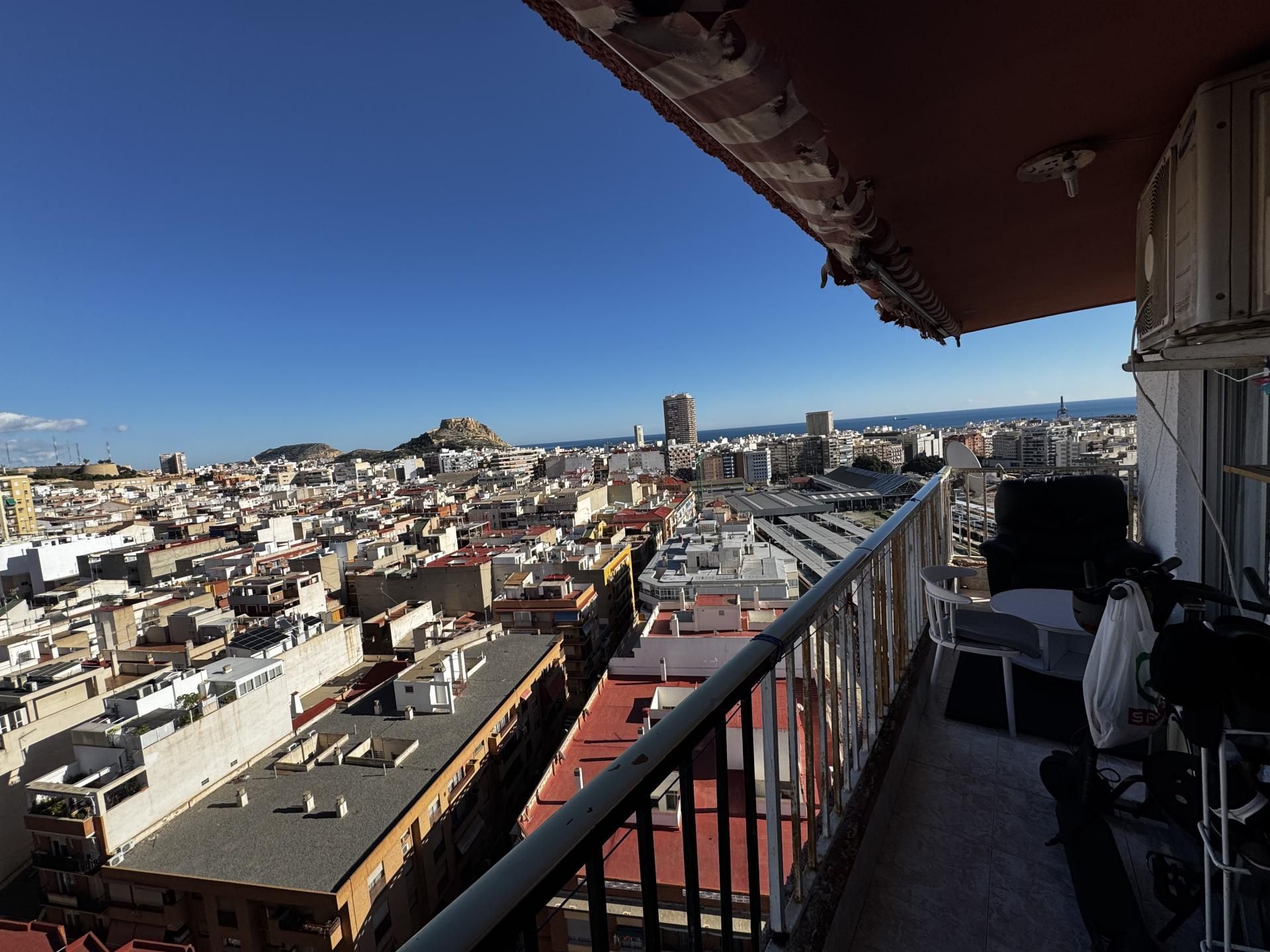Vista exterior de Pis en venda en Alicante / Alacant amb Aire condicionat, Terrassa i Moblat