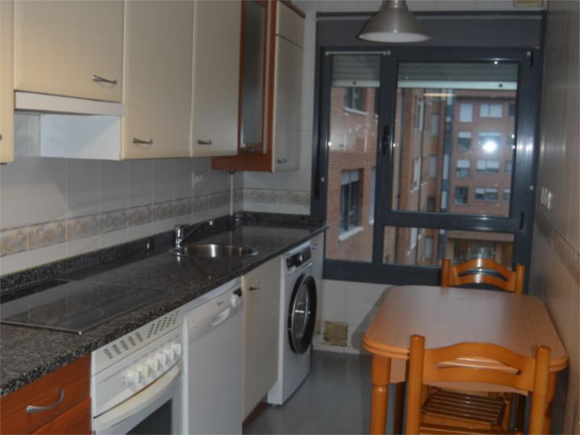 Cuina de Pis en venda en Oviedo  amb Calefacció, Parquet i Traster