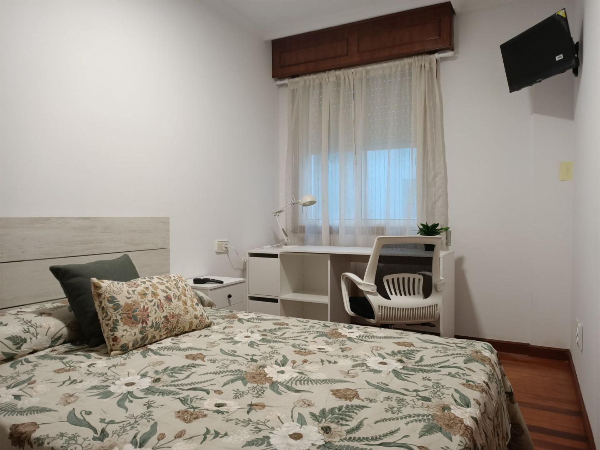 Dormitori de Pis per a compartir en Ferrol amb Parquet, Moblat i Videoporter